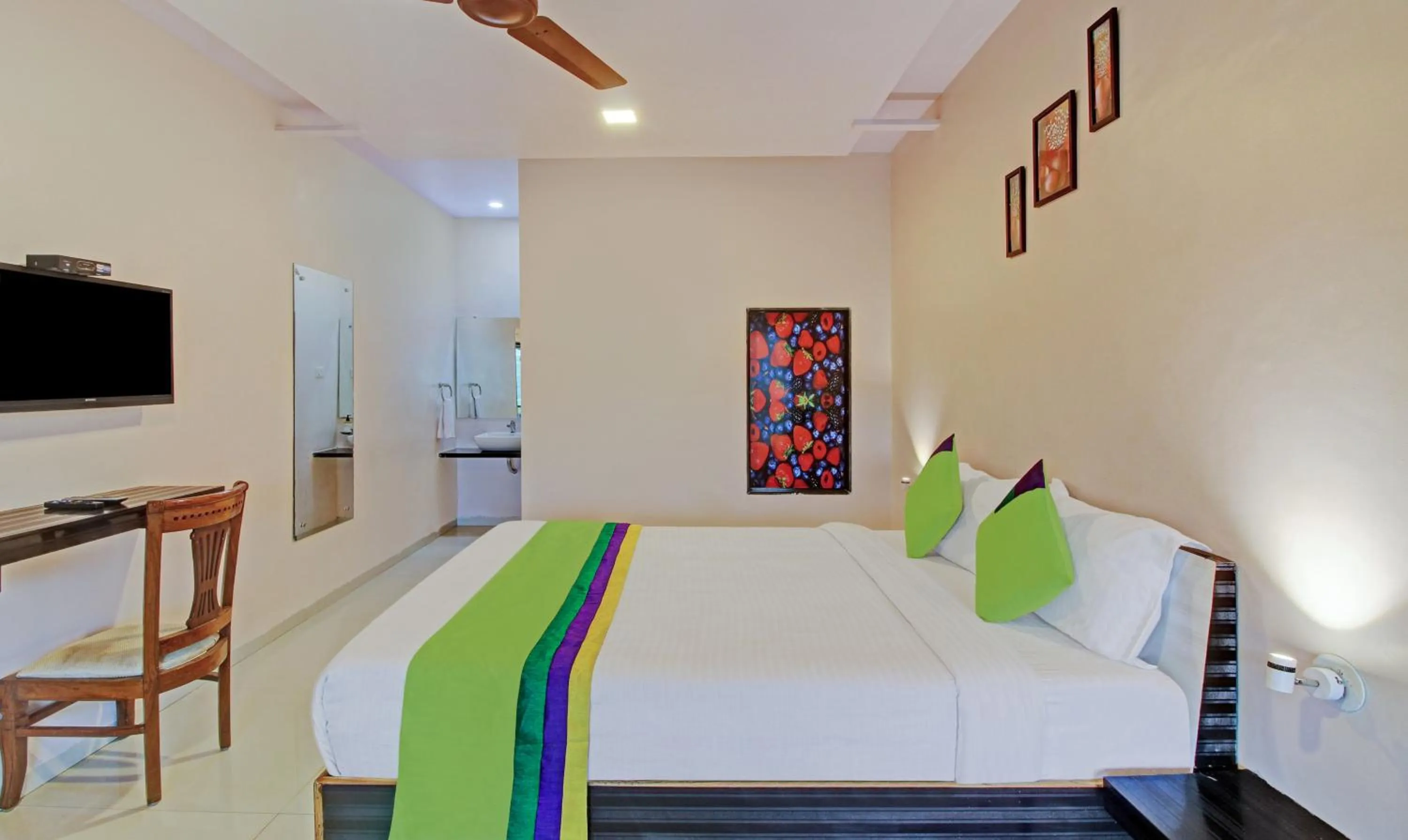 Bedroom in Treebo Berry Hill Venna Lake, 3 Km From City Center