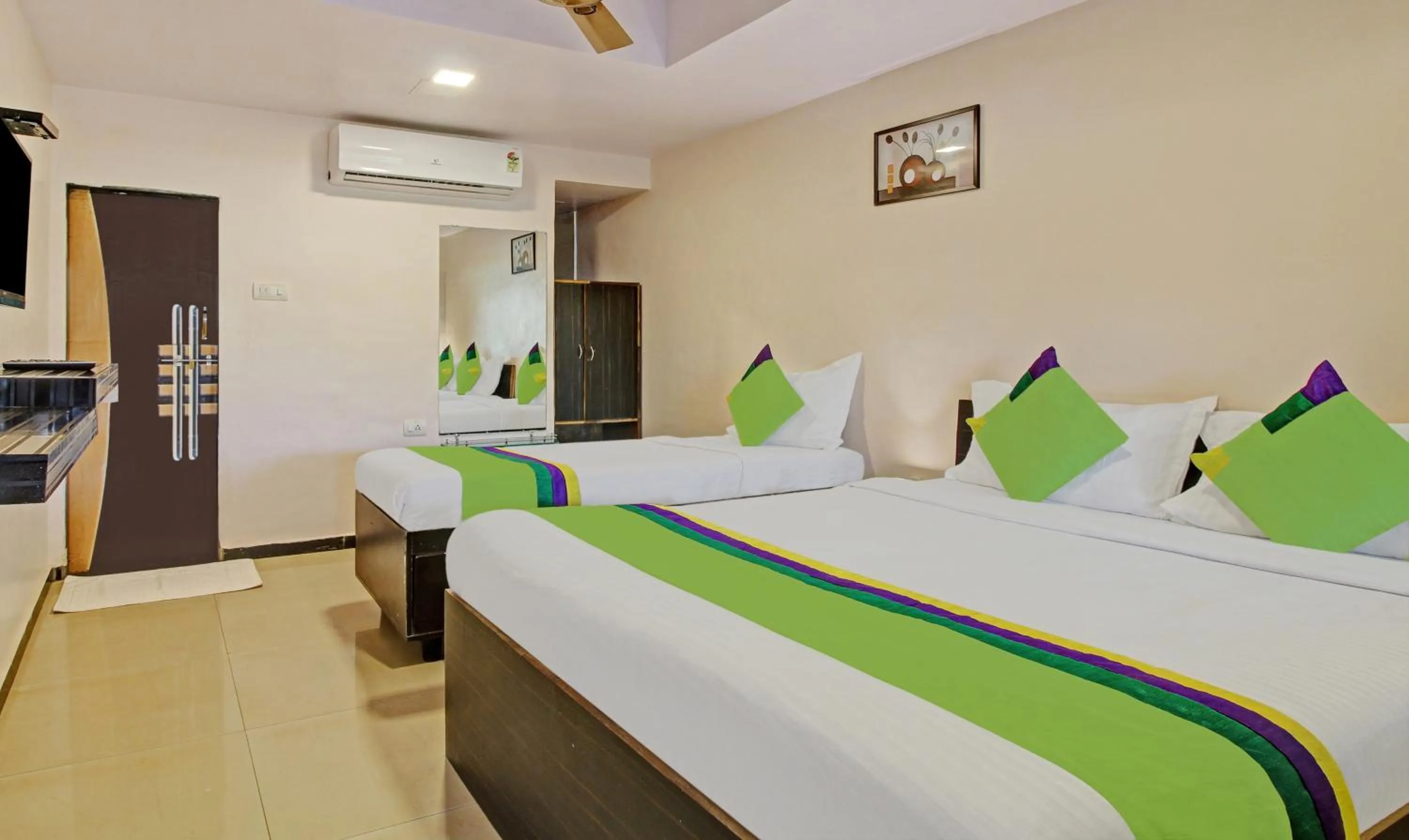 Bedroom in Treebo Berry Hill Venna Lake, 3 Km From City Center