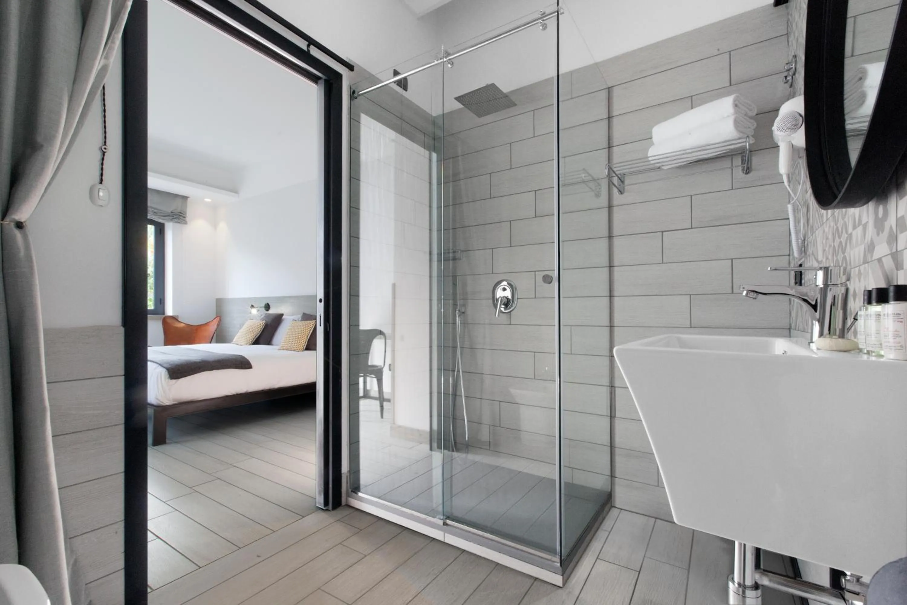 Bathroom, Bed in La Ferrovia Guest House