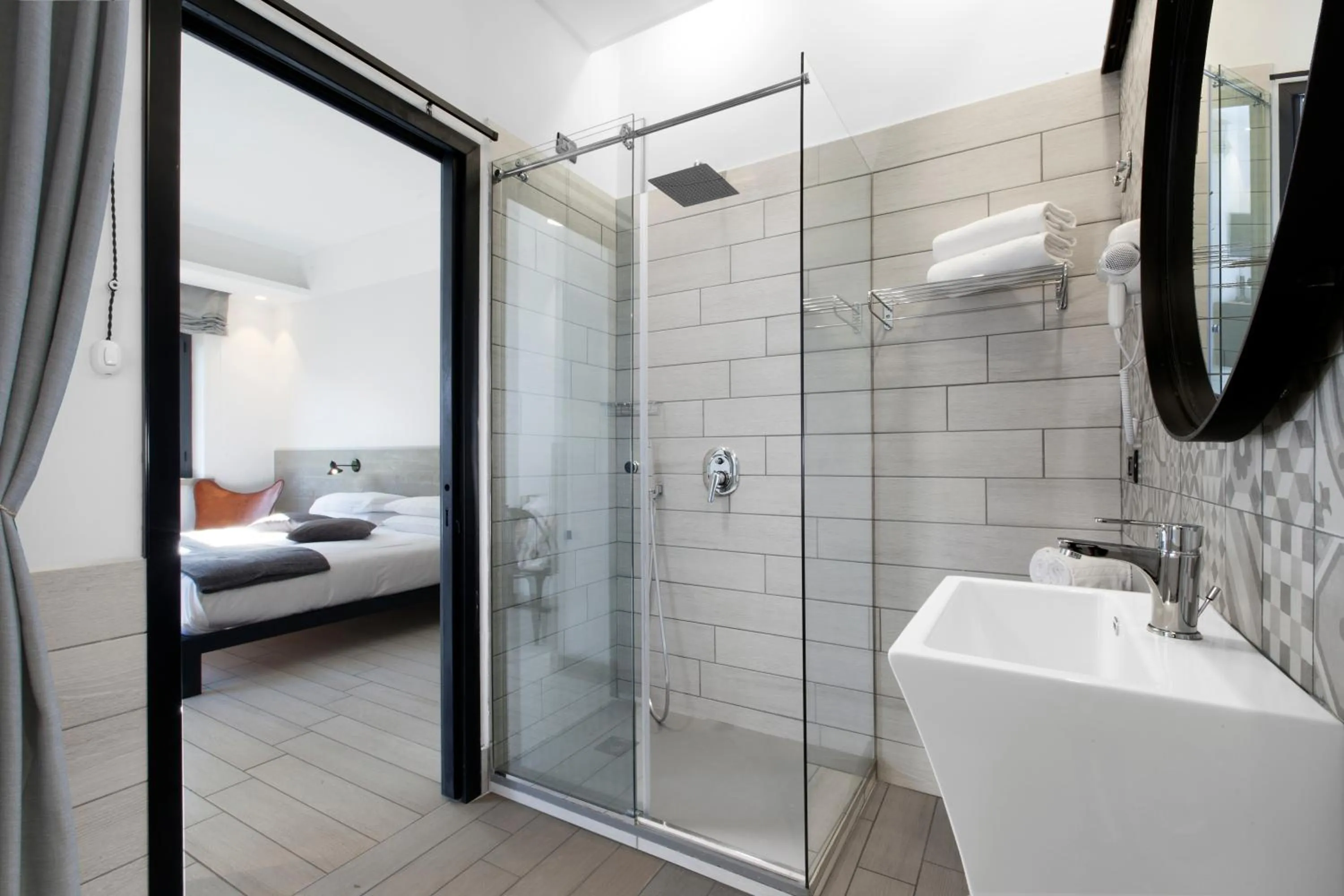 Bathroom, Bed in La Ferrovia Guest House