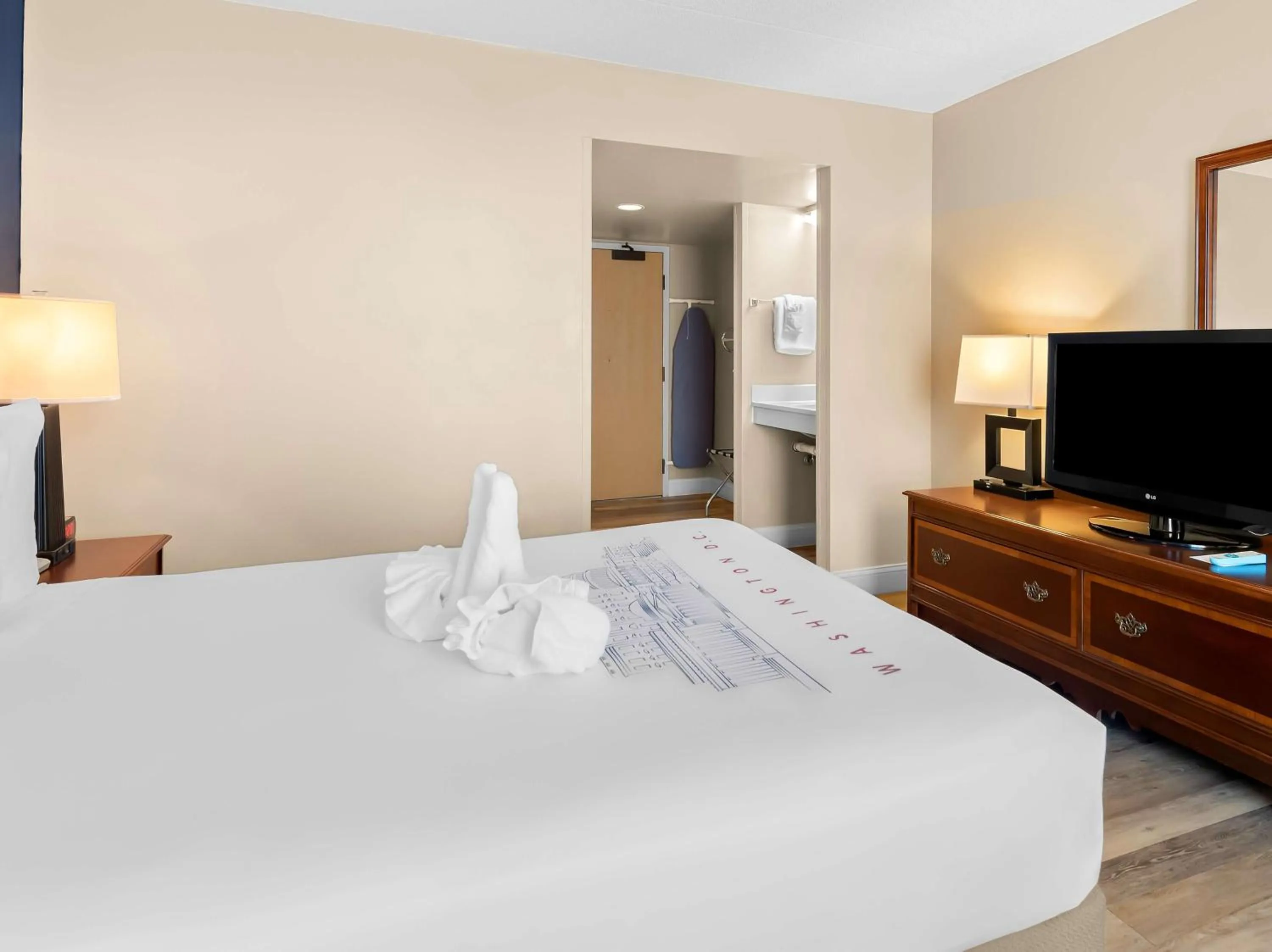 Bedroom, Bed in Best Western Potomac Mills