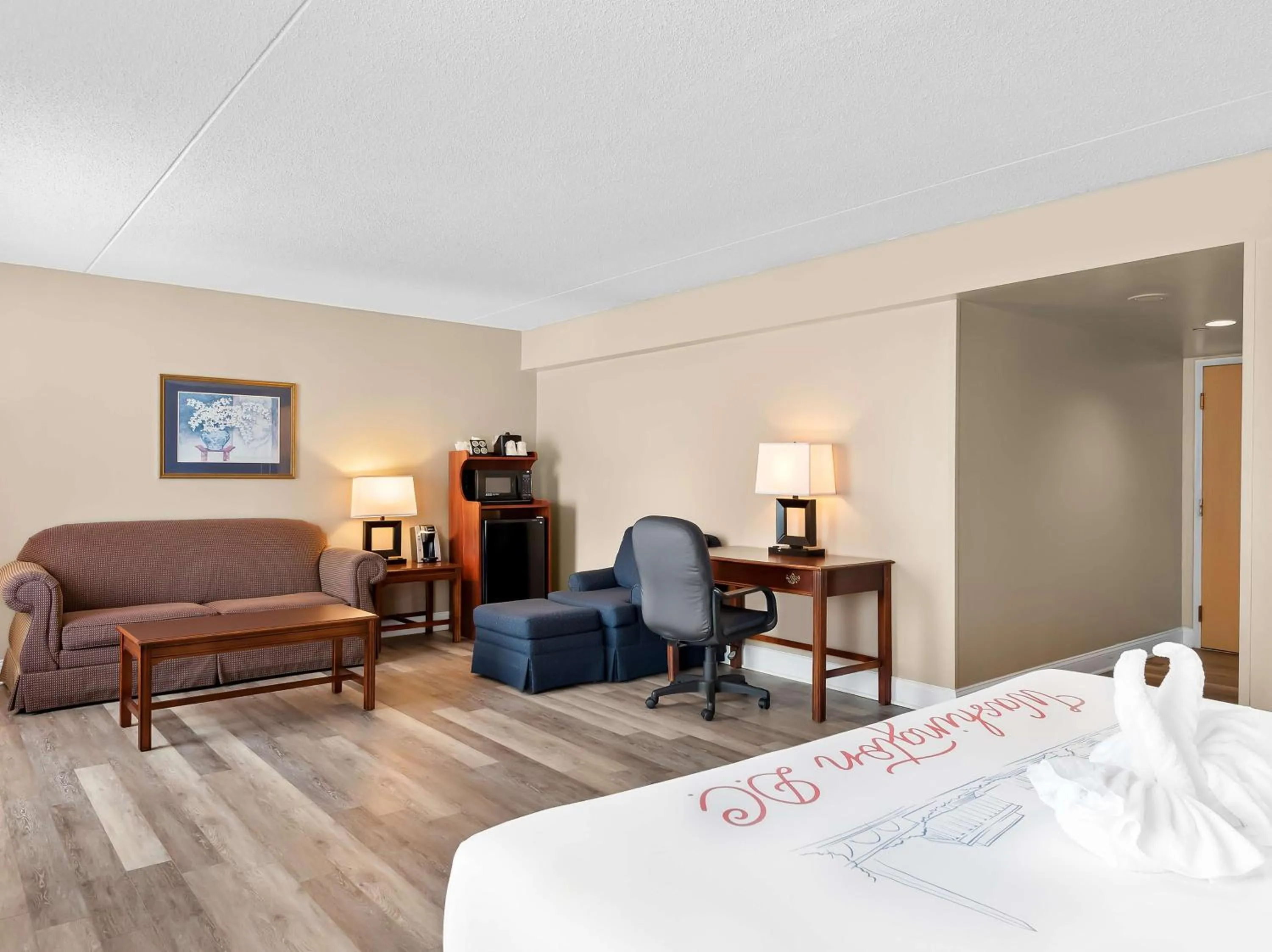 Bedroom, Bed in Best Western Potomac Mills