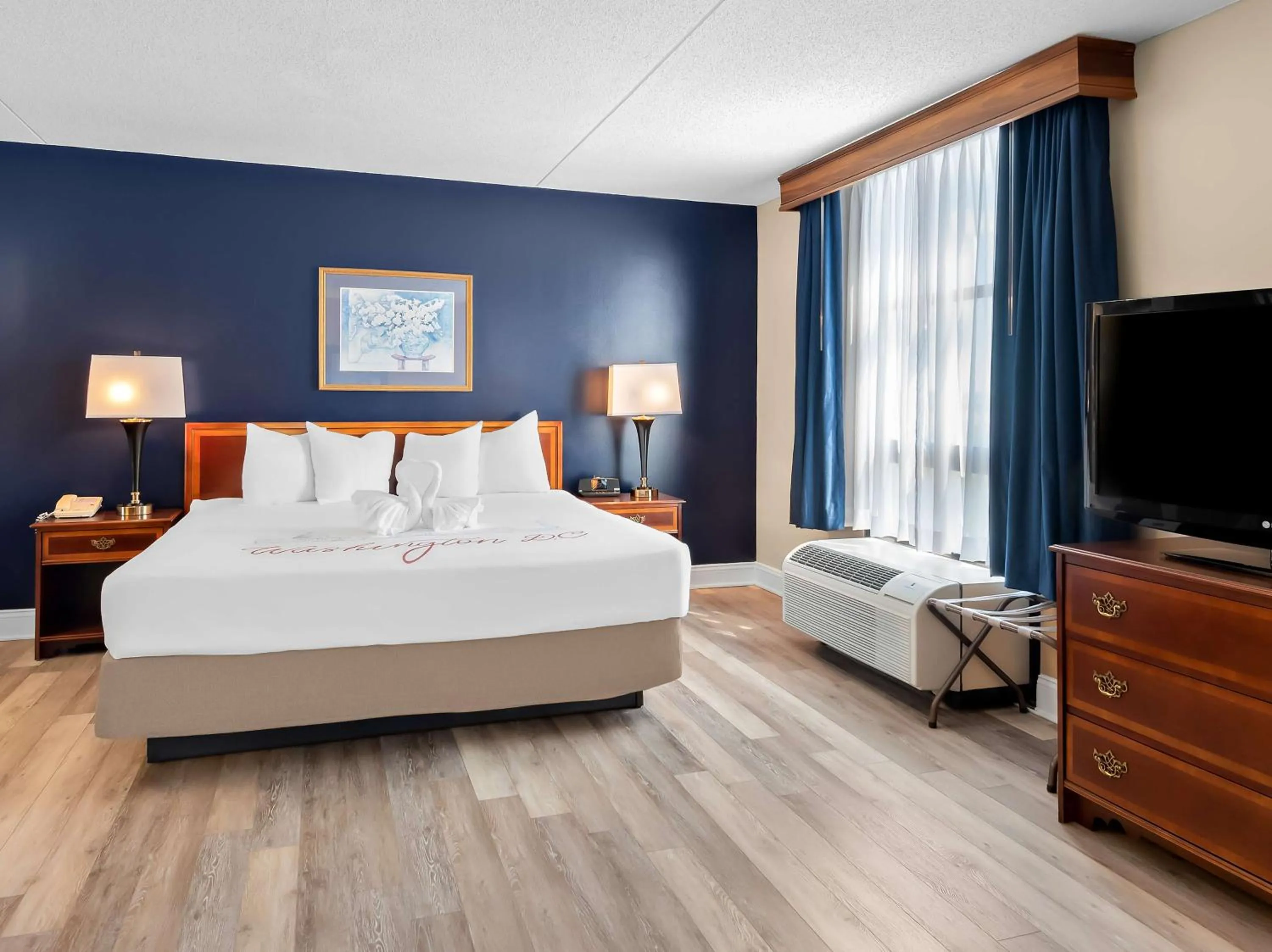 Bedroom, Bed in Best Western Potomac Mills