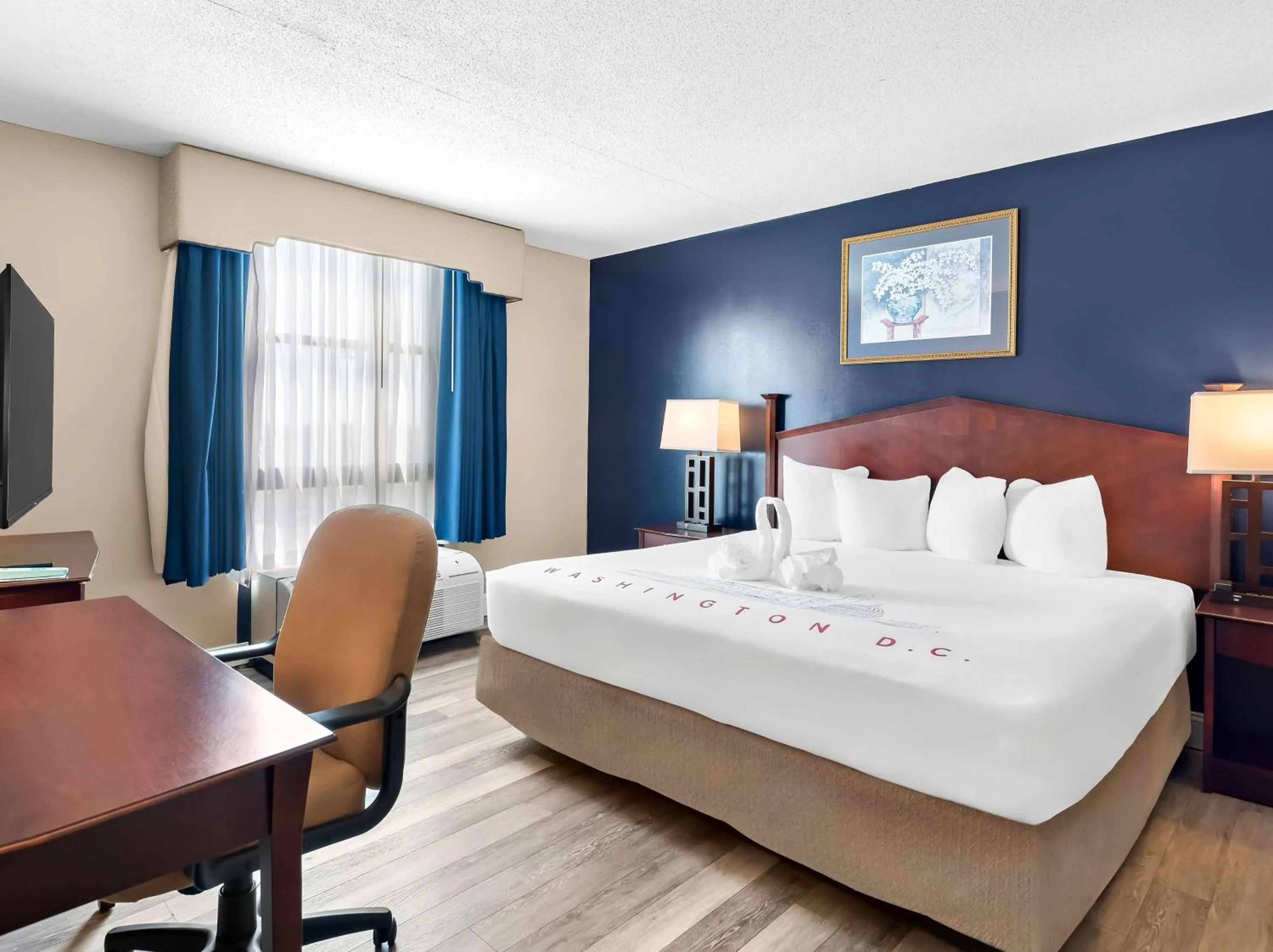 Bedroom, Bed in Best Western Potomac Mills