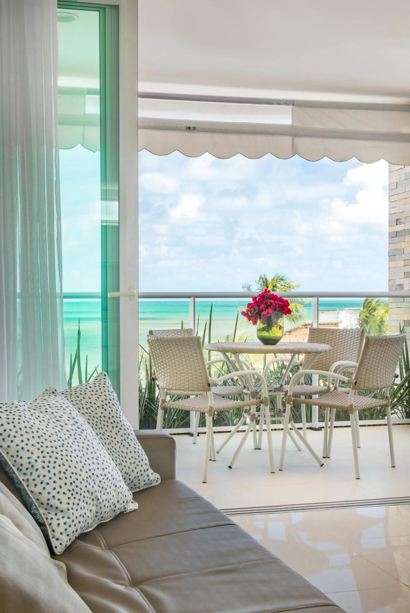 Patio in Wave Suítes Hotel & Lounge bar