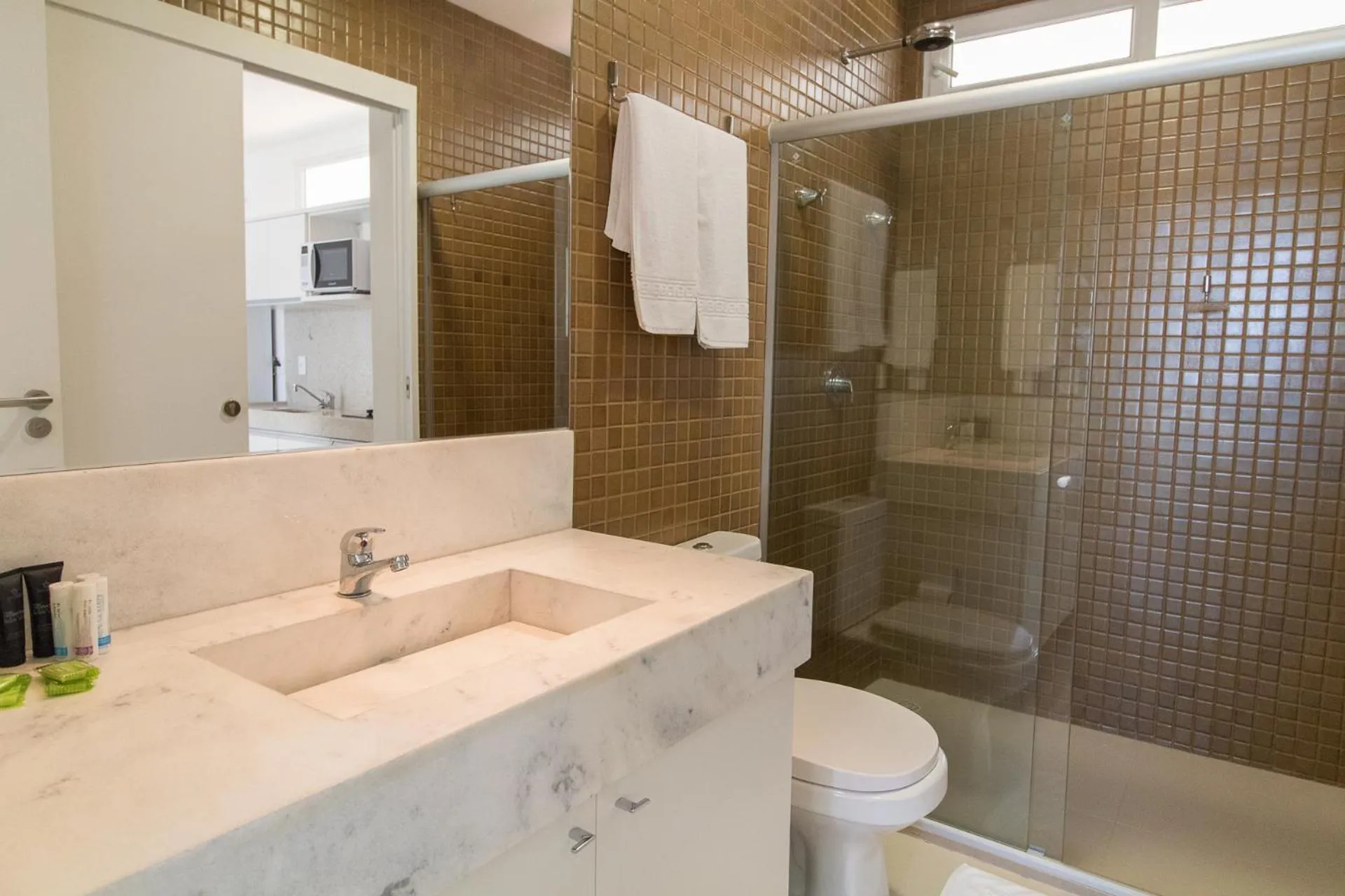 Shower in Wave Suítes Hotel & Lounge bar