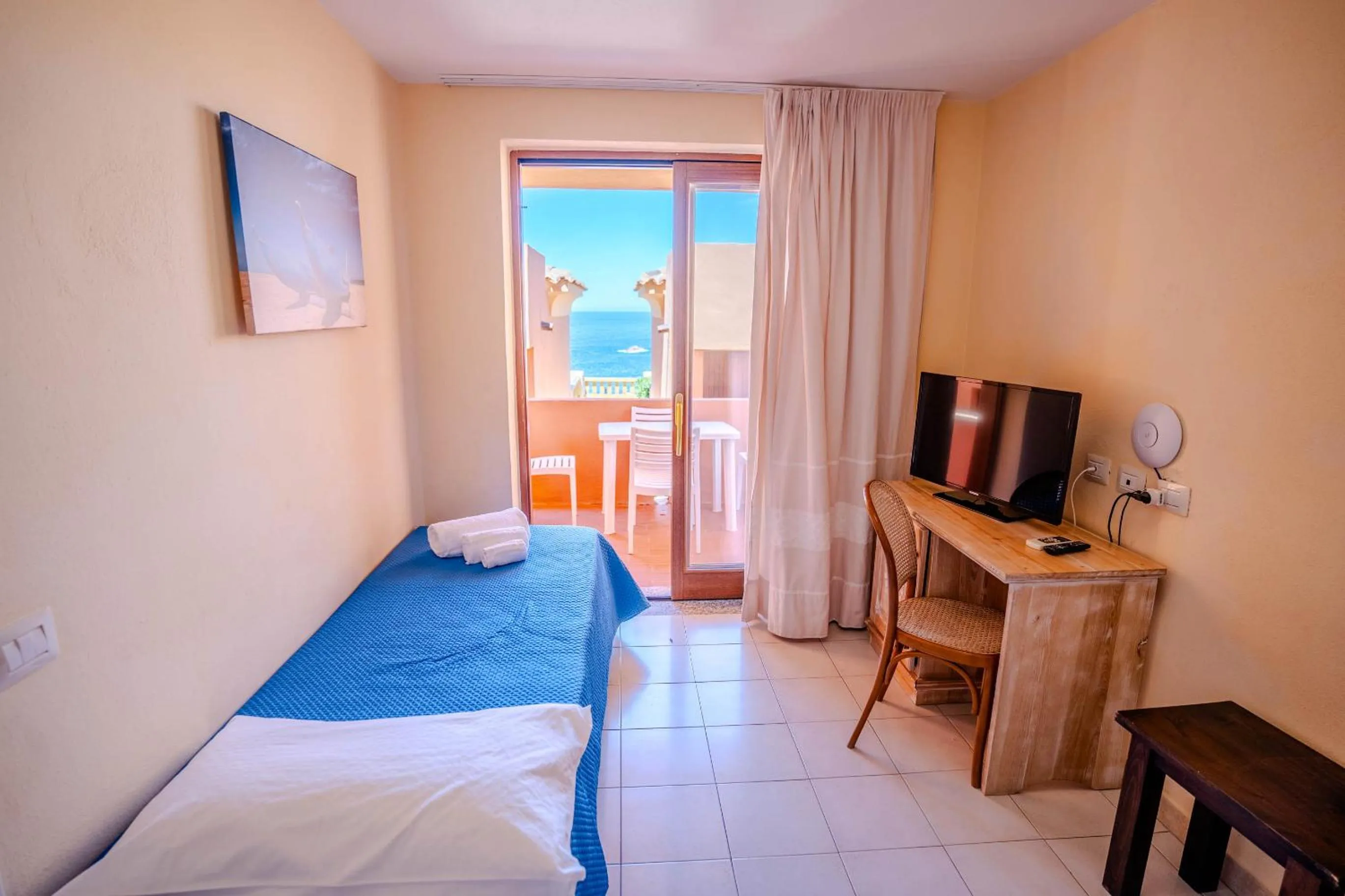 View (from property/room), Bed in Hotel Costa Paradiso