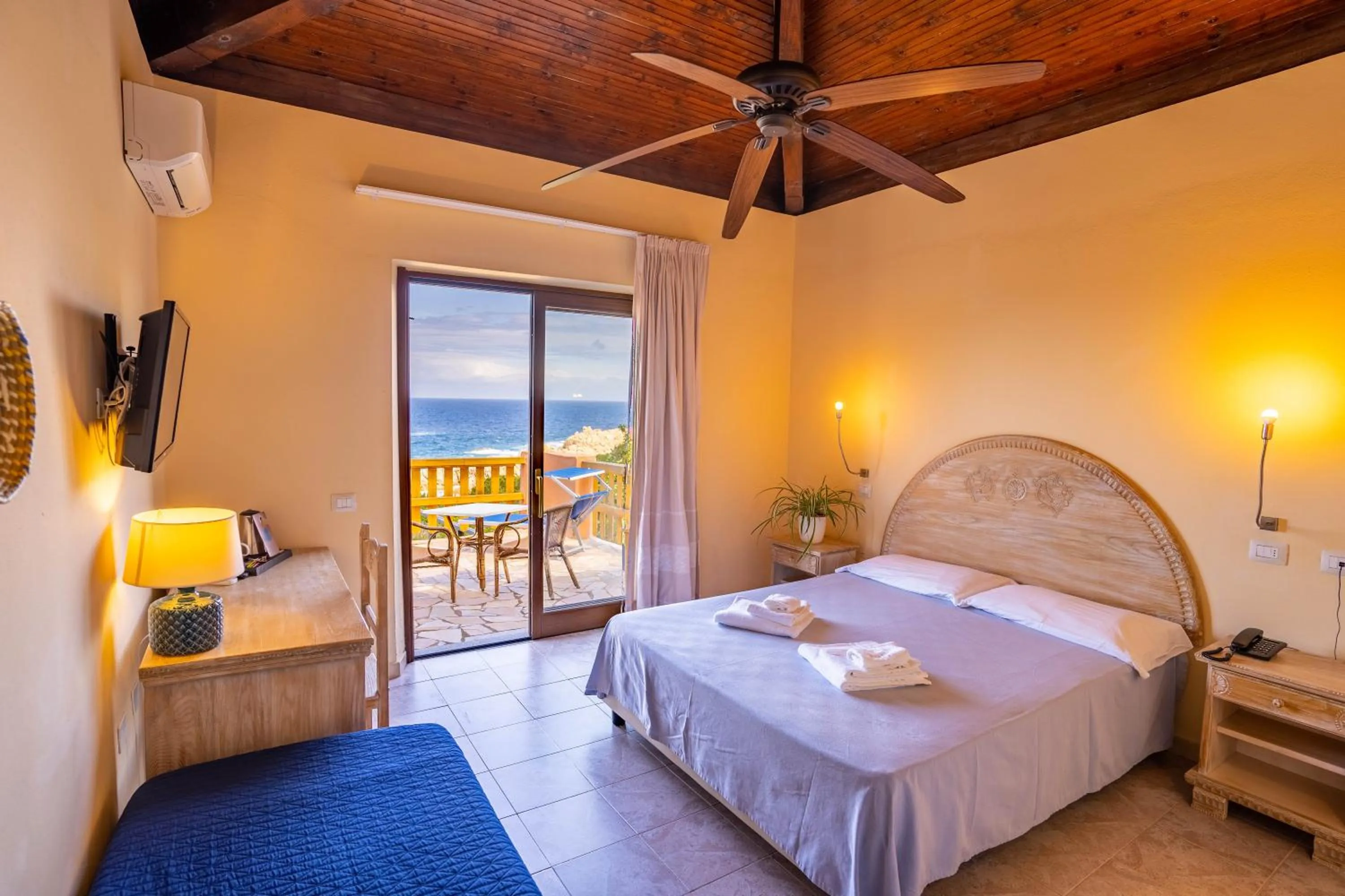 Pool view, Bed in Hotel Costa Paradiso