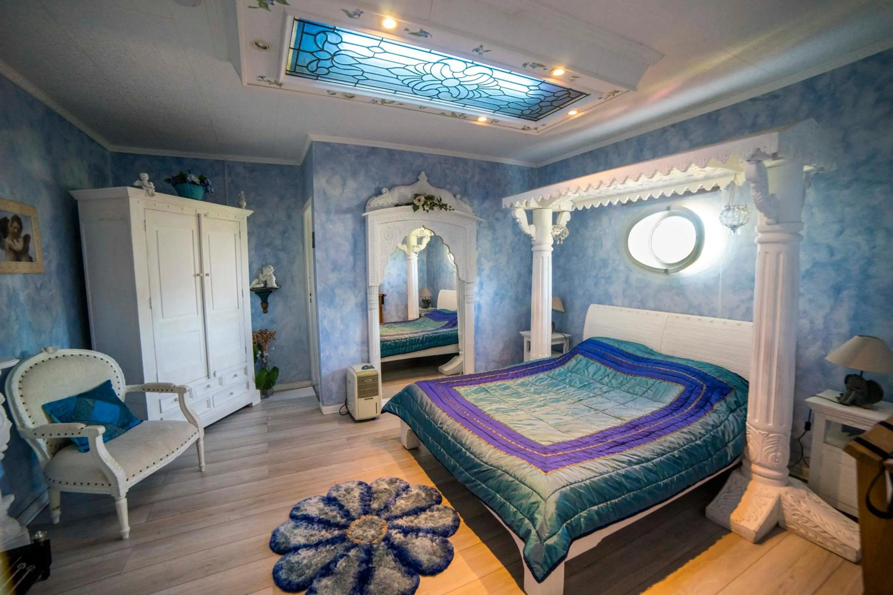 Photo of the whole room, Bed in Fleur de vanille