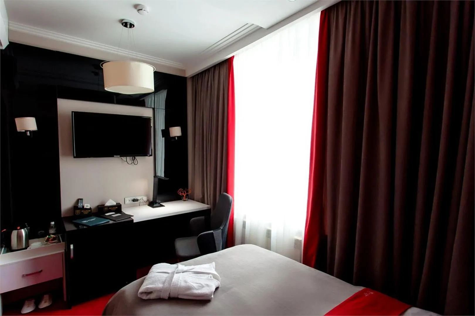 Bed in Mildom Premium Hotel