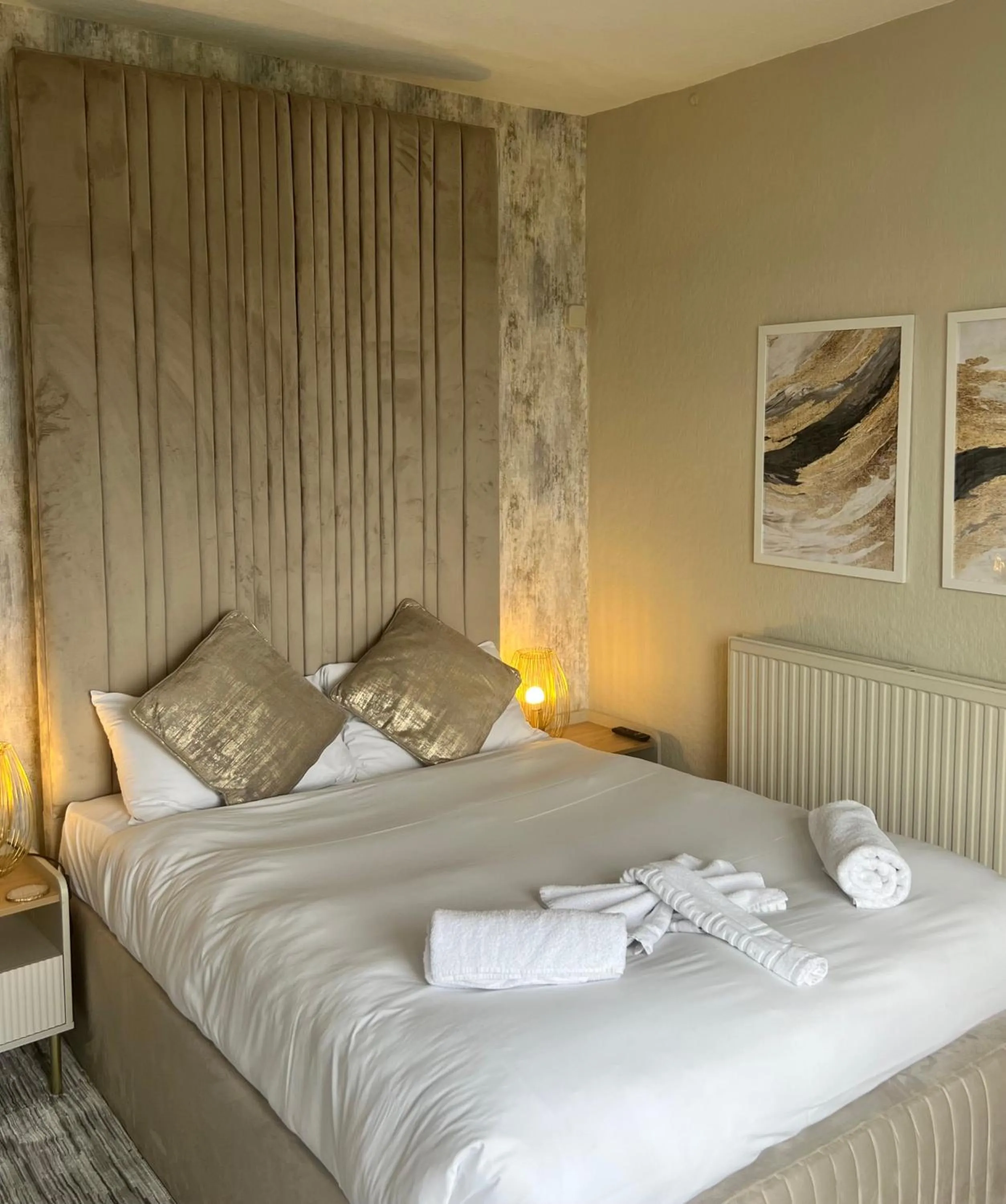 Bed in The Commodore Inn