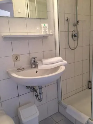 Shower in Pension Wagner