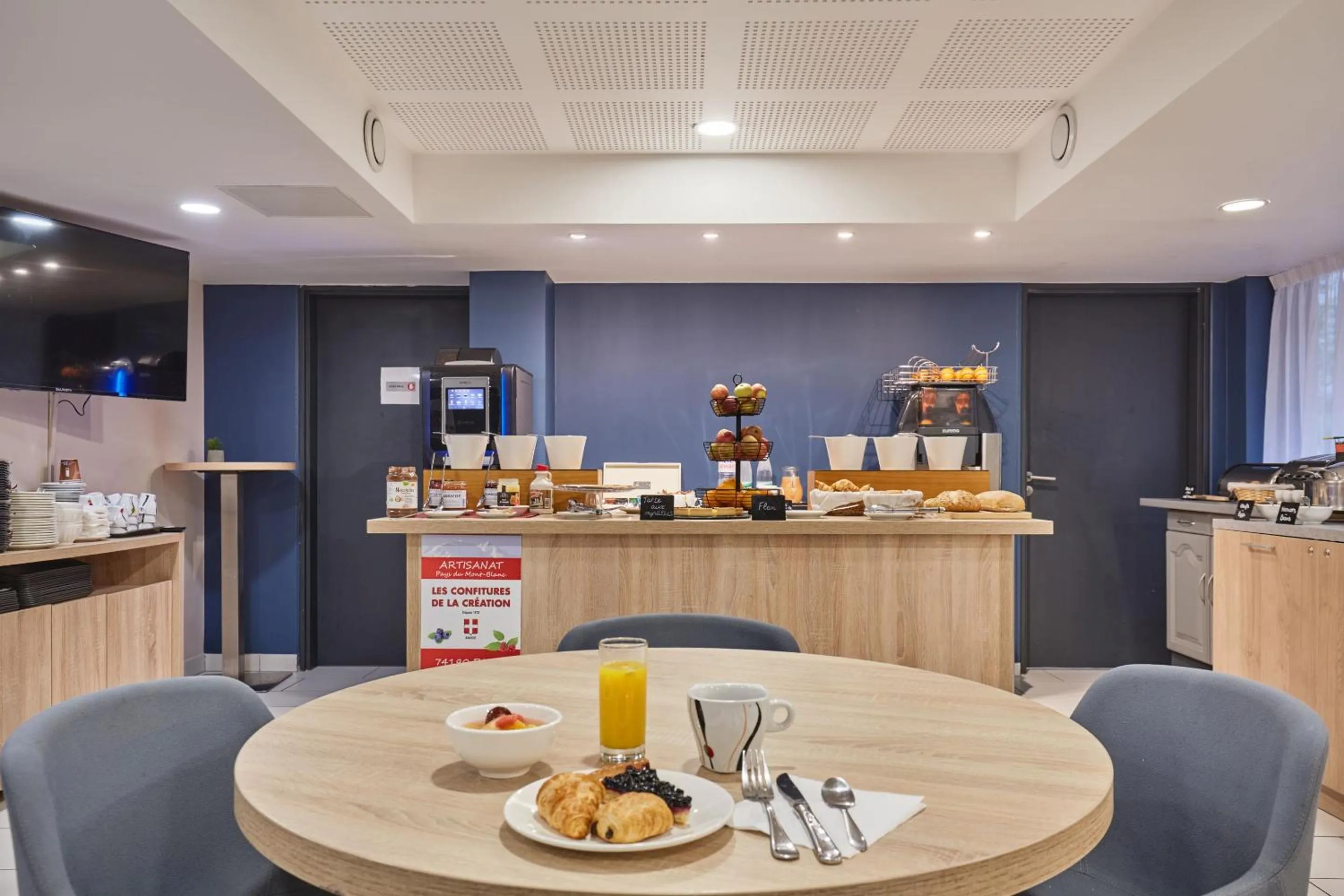 Buffet breakfast in Résidence Odalys Isatis