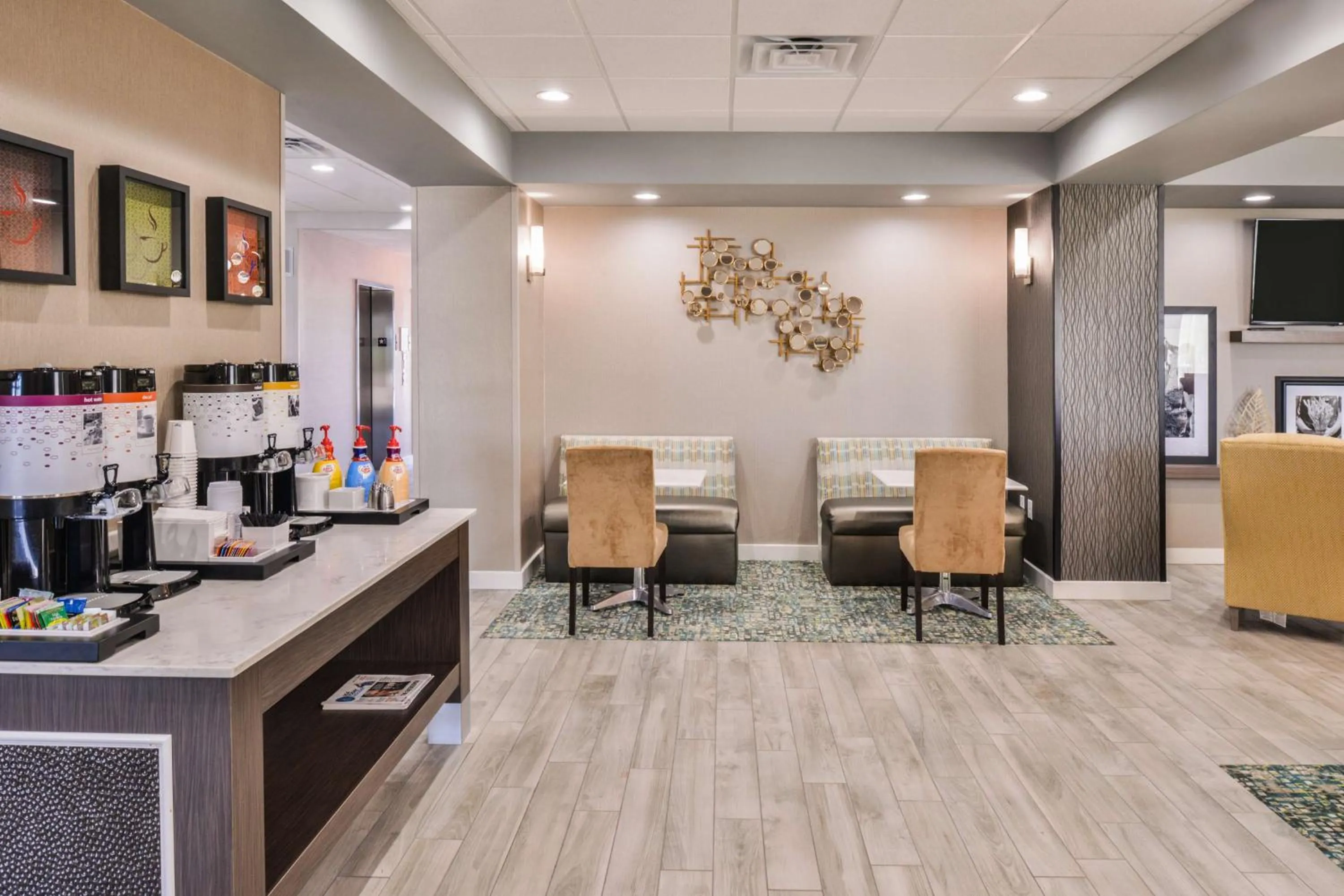 Restaurant/places to eat in Hampton Inn Emporia, KS