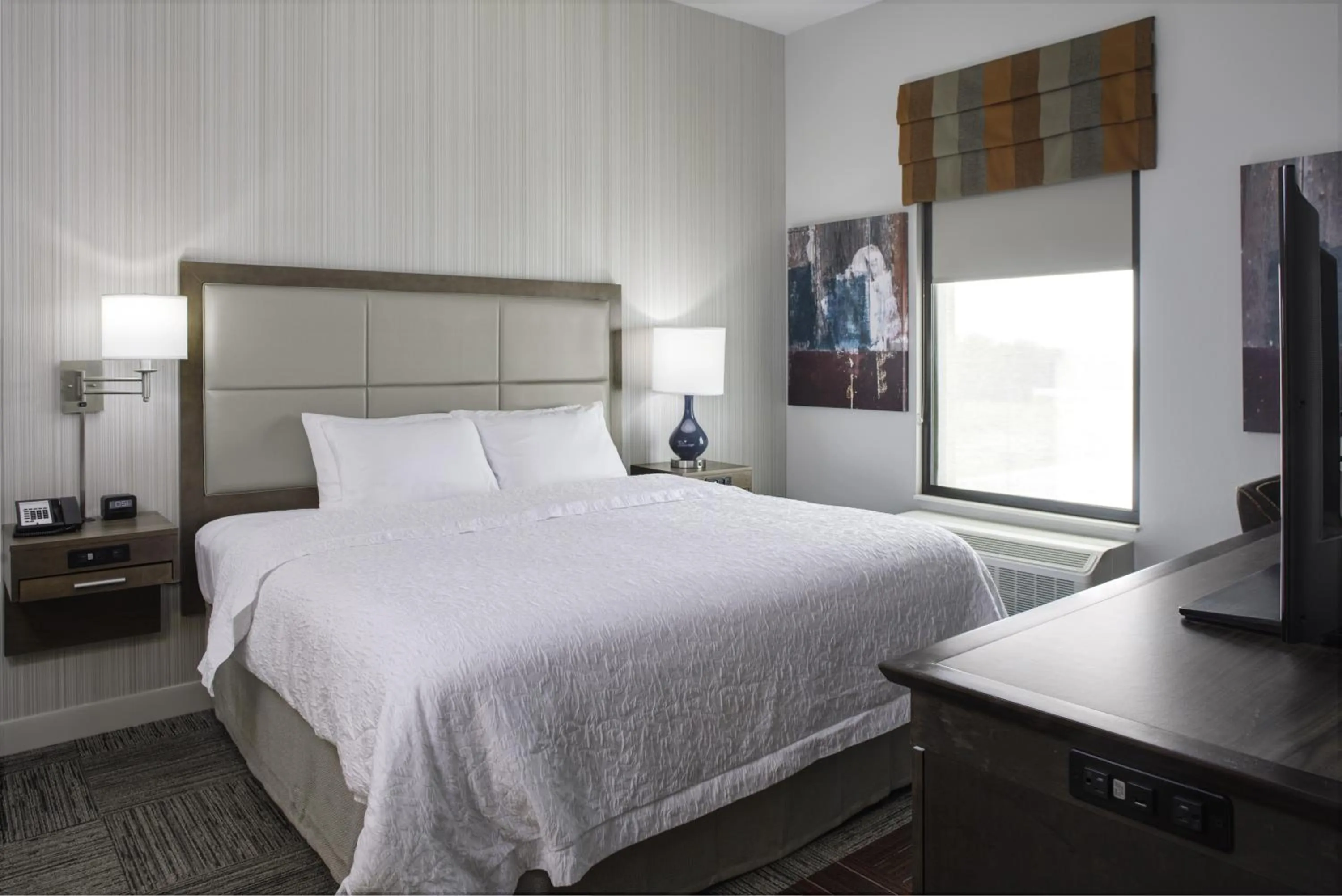 Bed in Hampton Inn & Suites Pittsburg Kansas Crossing Casino near Pitt State Univ