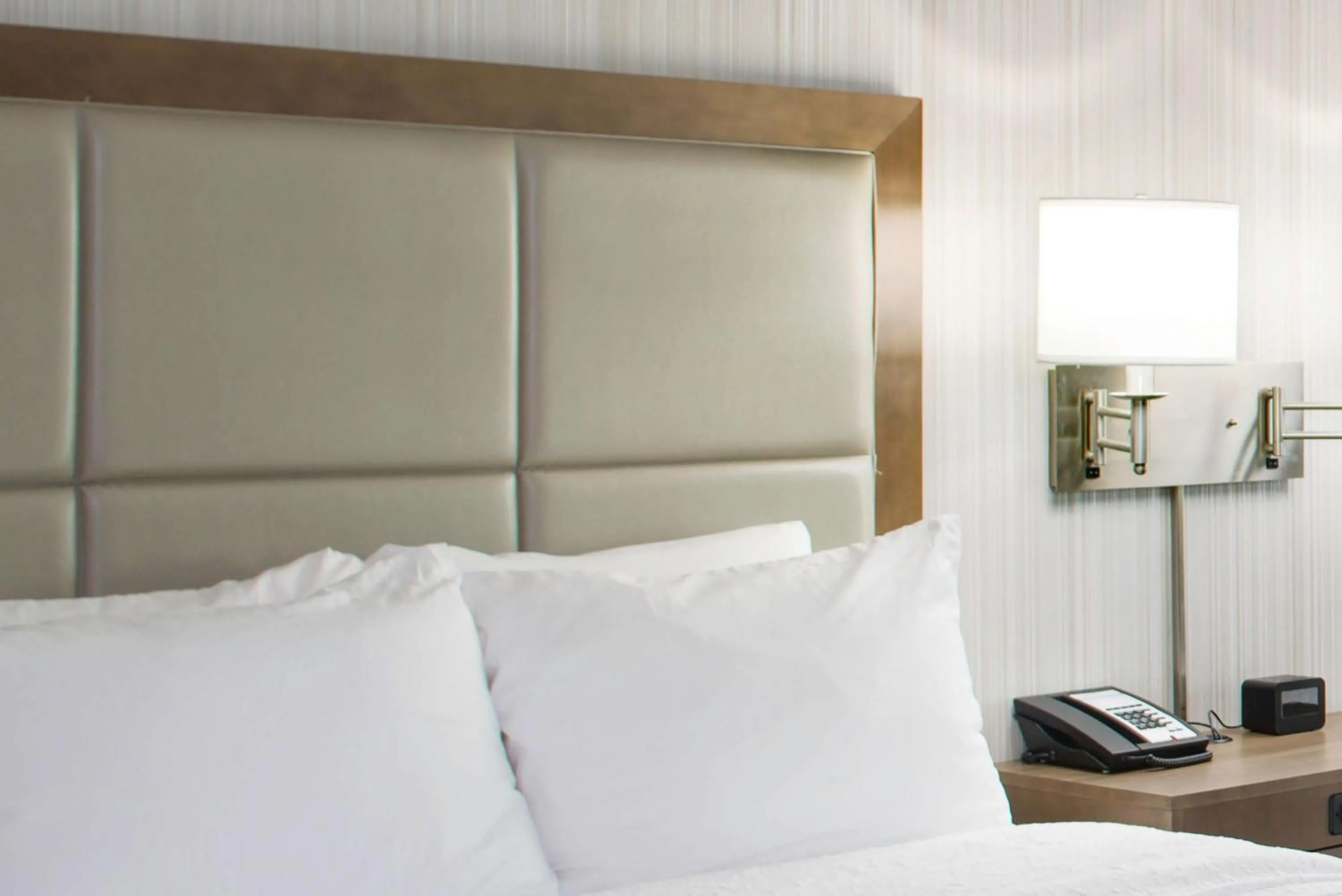 Bed in Hampton Inn & Suites Pittsburg Kansas Crossing Casino near Pitt State Univ