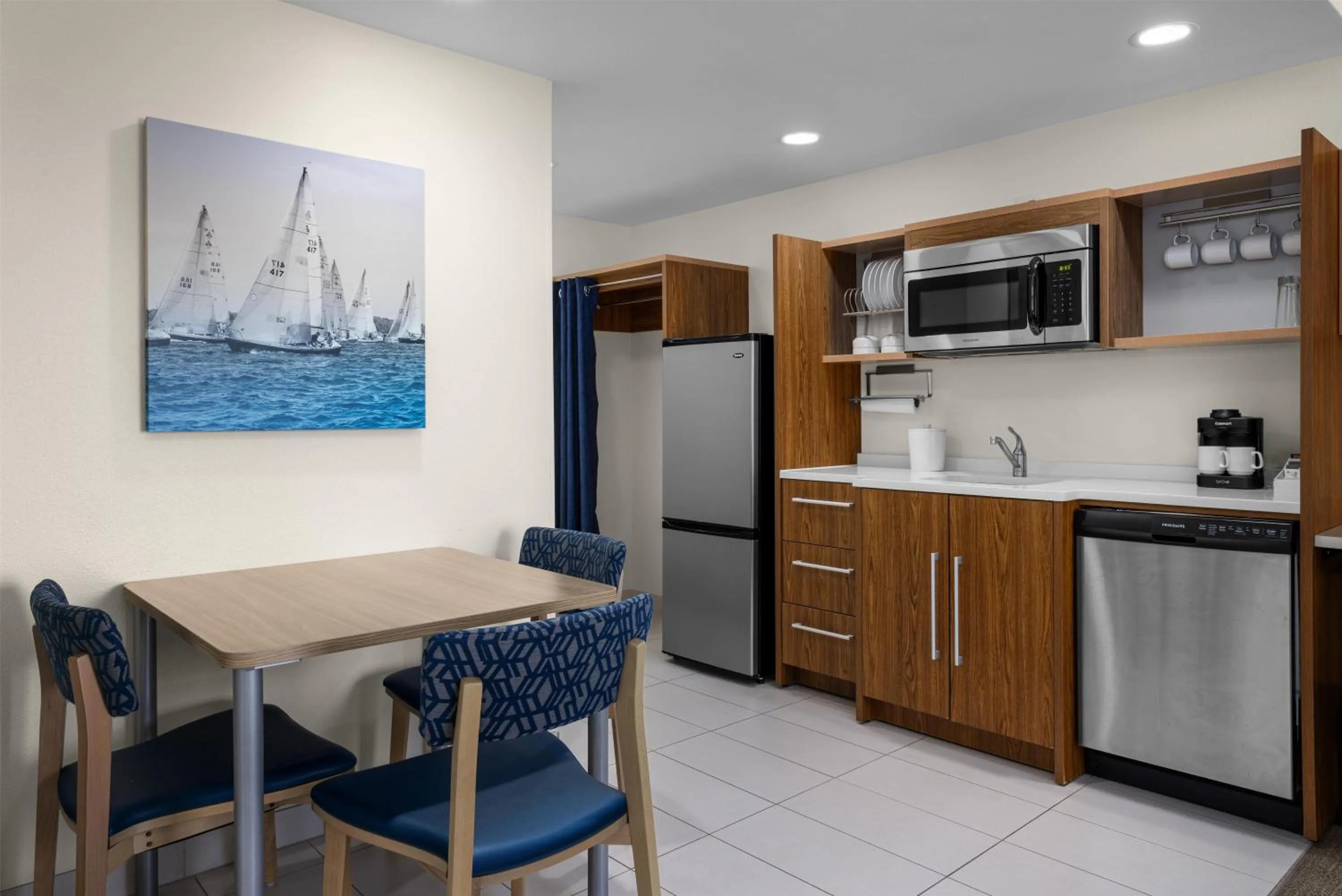 Kitchen or kitchenette in Home2 Suites By Hilton Minneapolis-Eden Prairie
