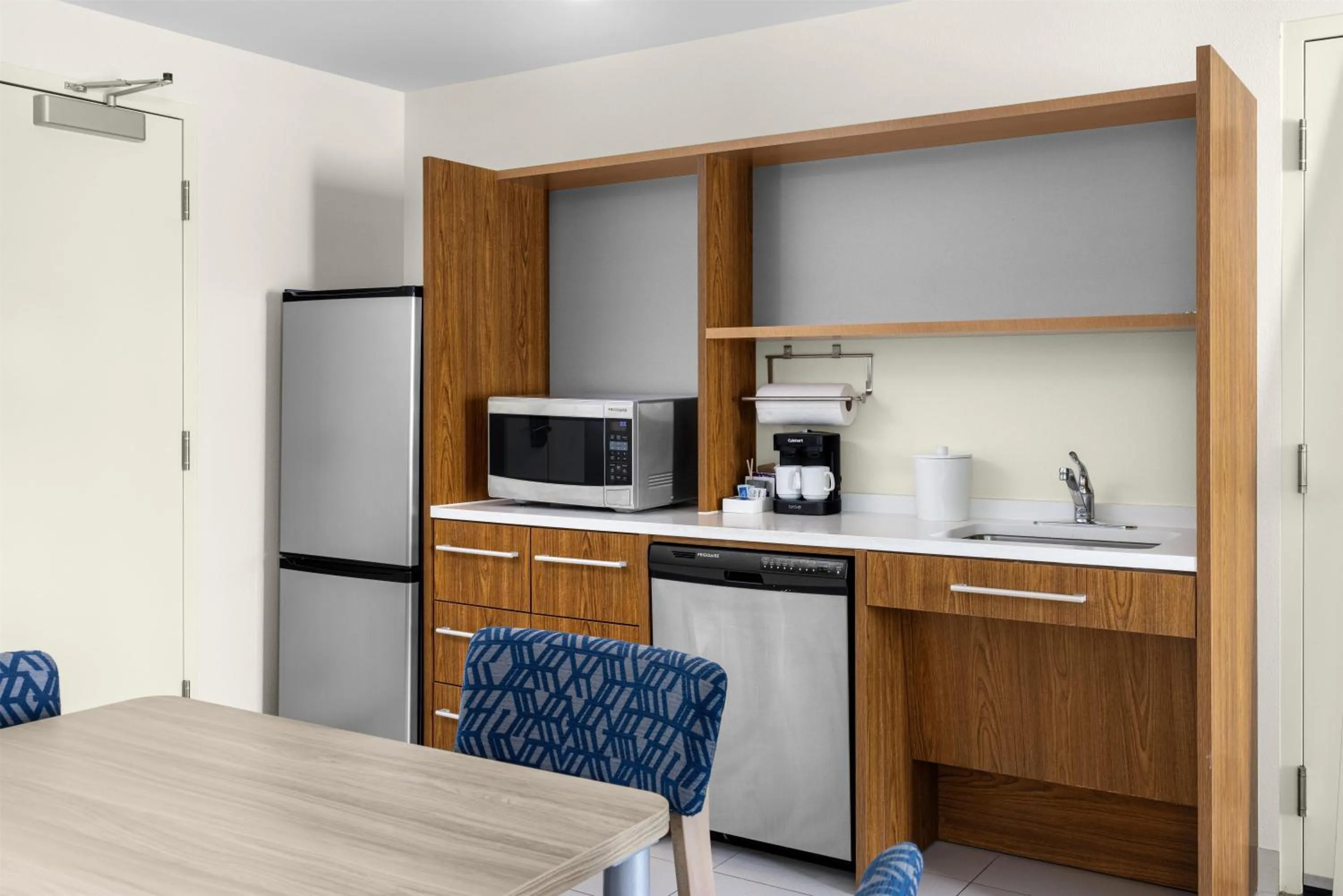 Kitchen or kitchenette in Home2 Suites By Hilton Minneapolis-Eden Prairie