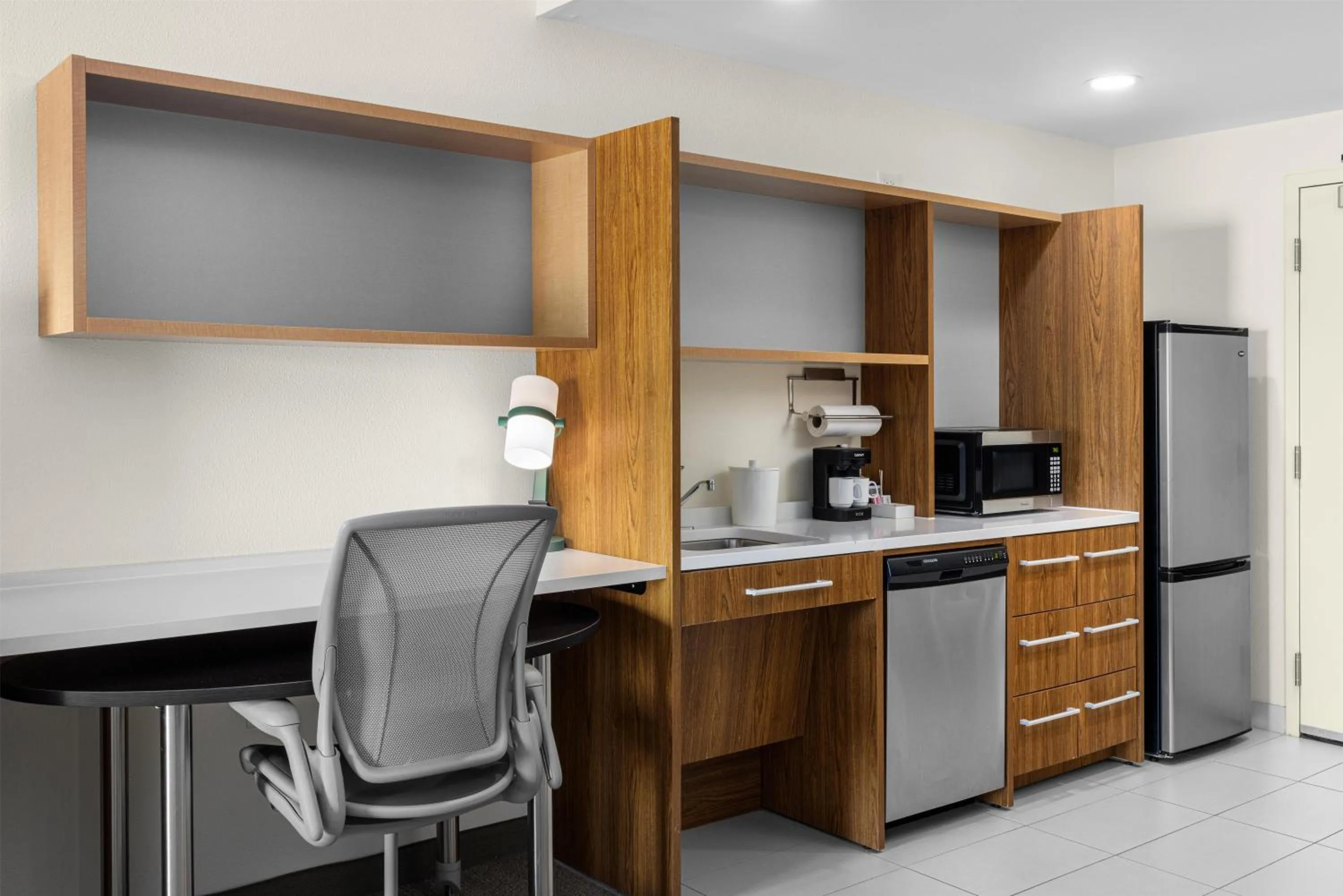 Kitchen or kitchenette in Home2 Suites By Hilton Minneapolis-Eden Prairie