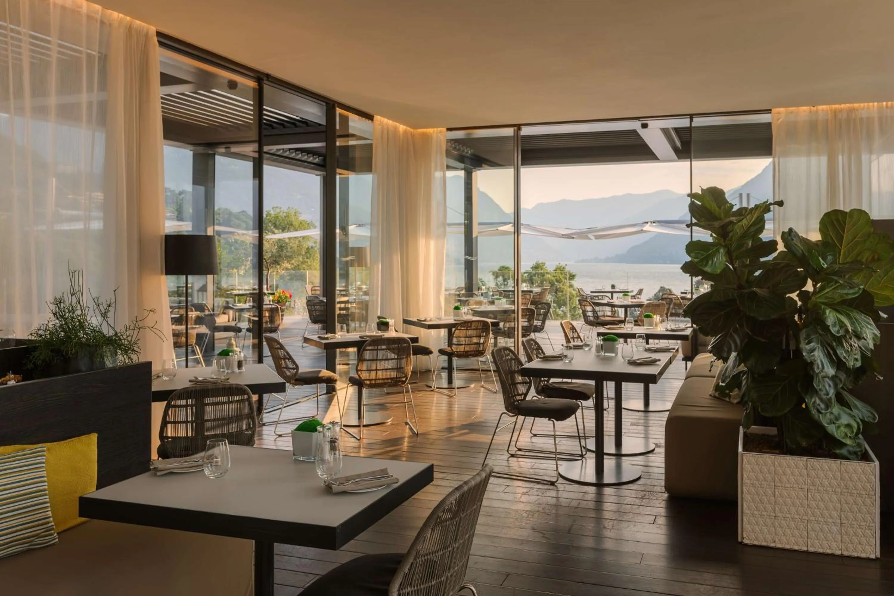 Lounge or bar in Hilton Lake Como