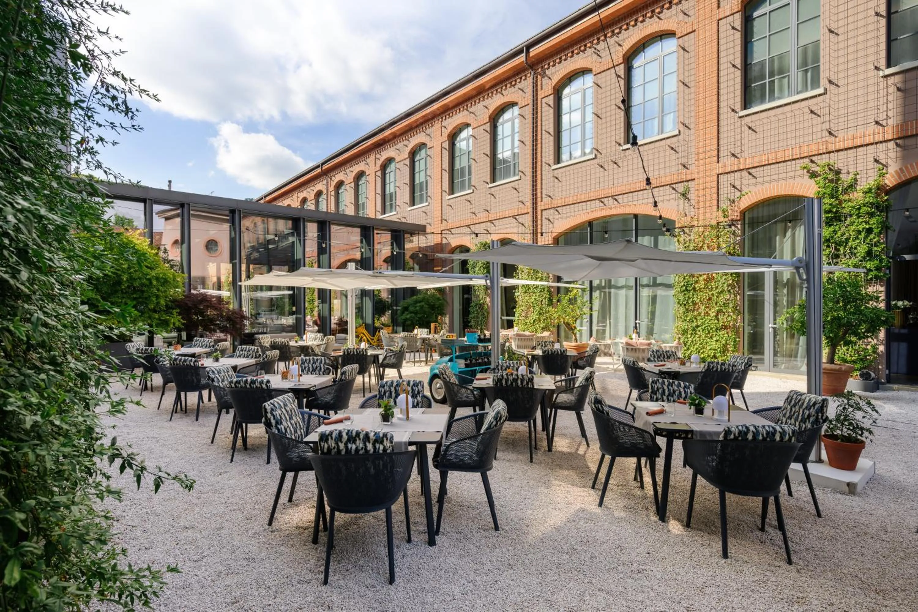 Restaurant/places to eat in Hilton Lake Como