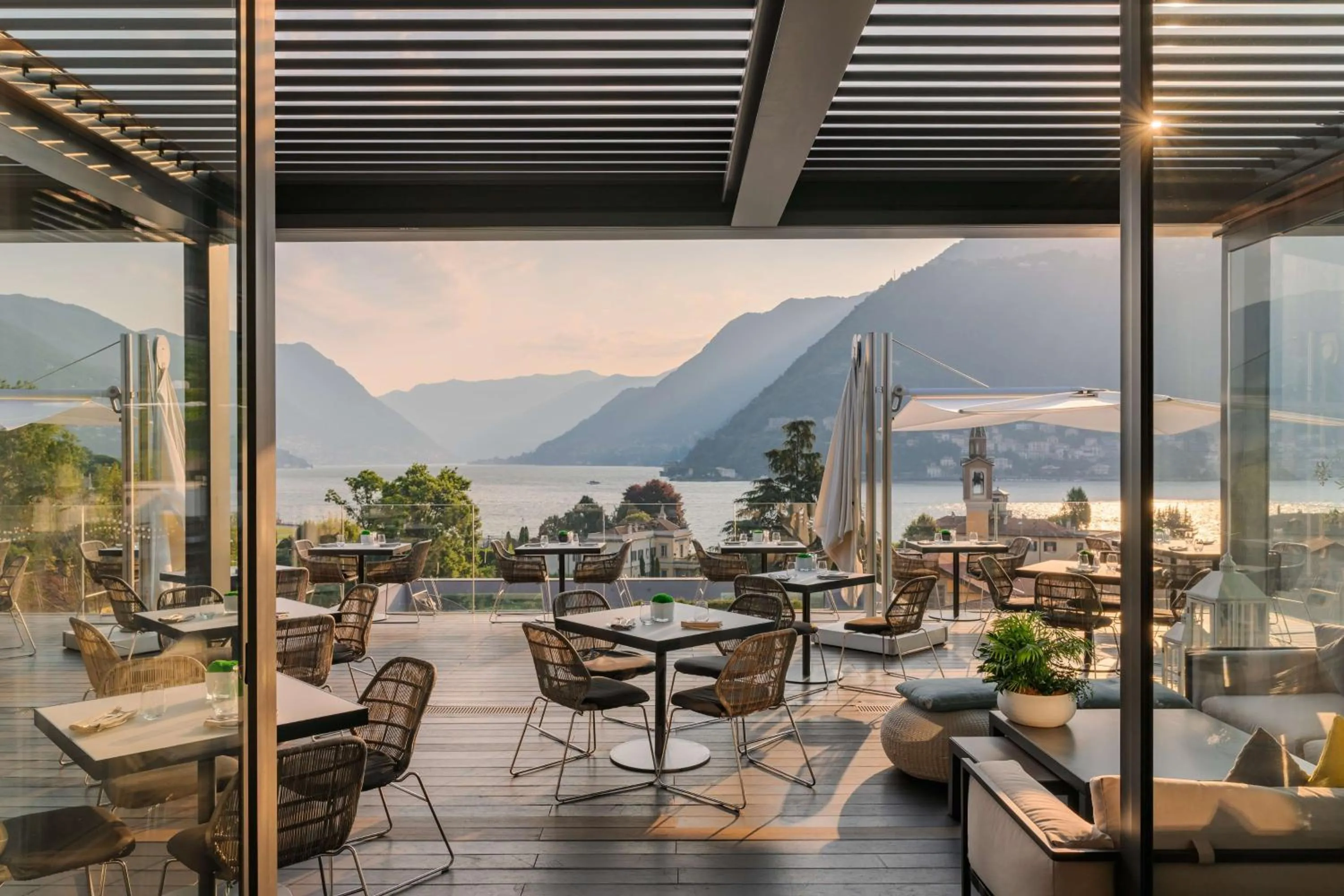 Lounge or bar in Hilton Lake Como
