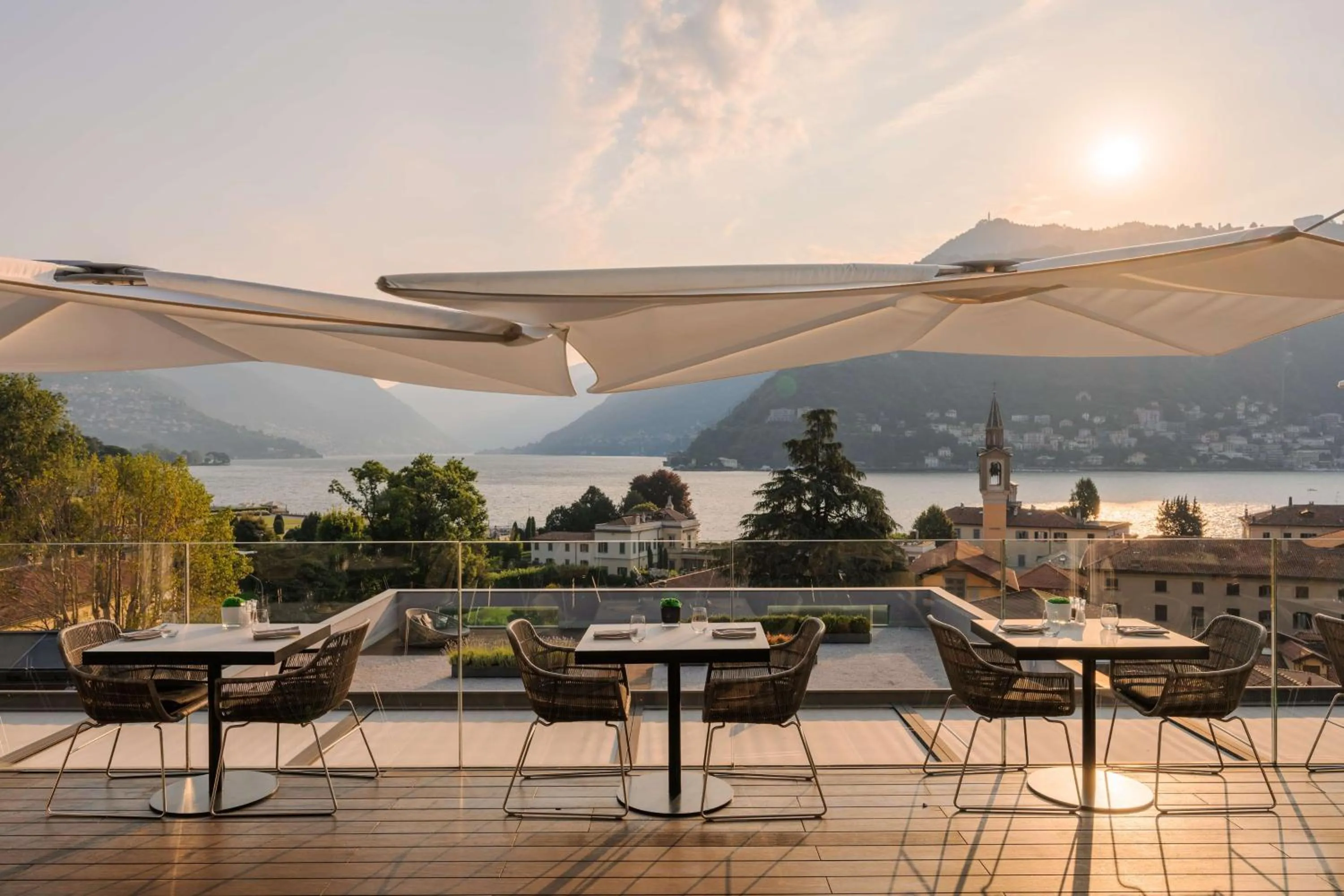 Lounge or bar in Hilton Lake Como