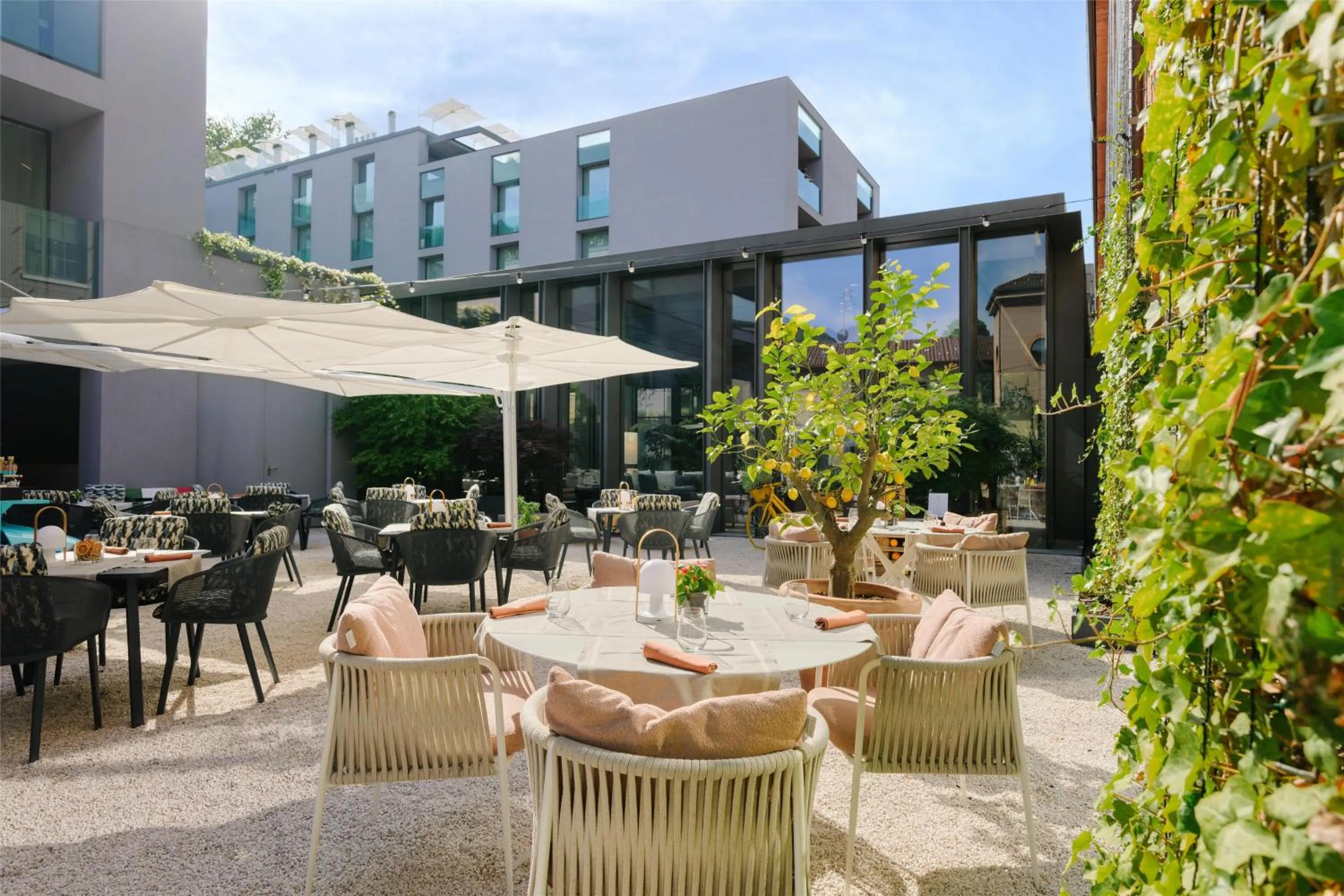 Restaurant/places to eat in Hilton Lake Como