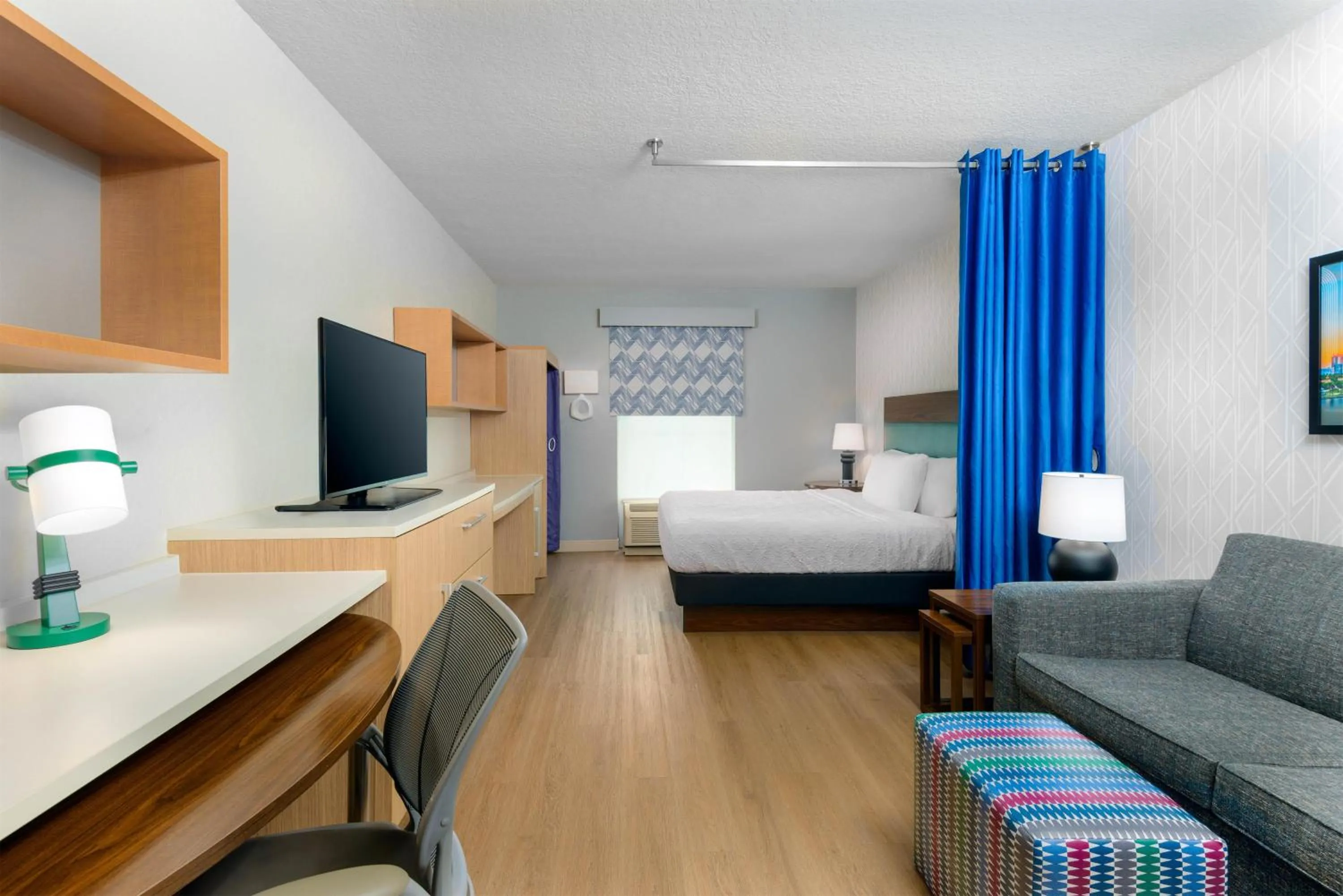 Living room, Bed in Home2 Suites By Hilton Nokomis