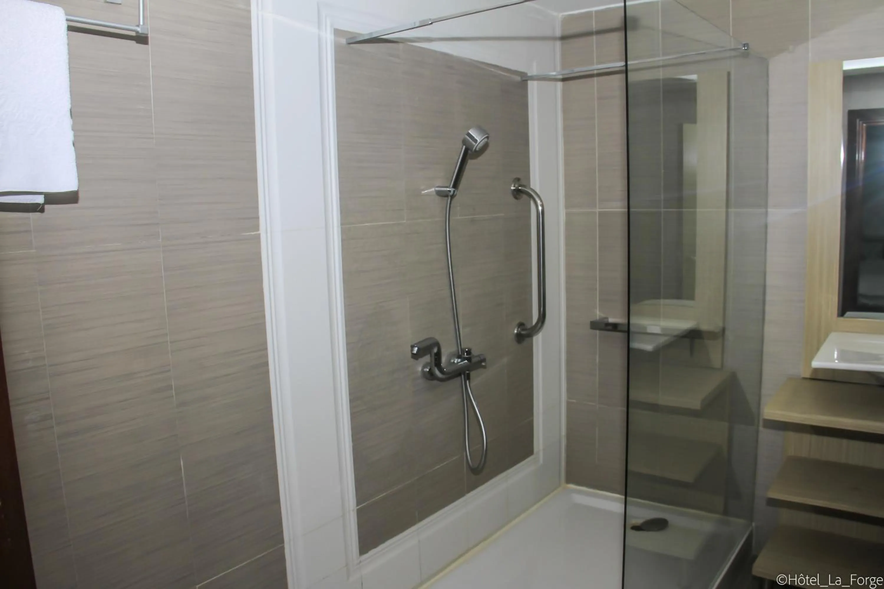 Shower in Hotel LAFORGE