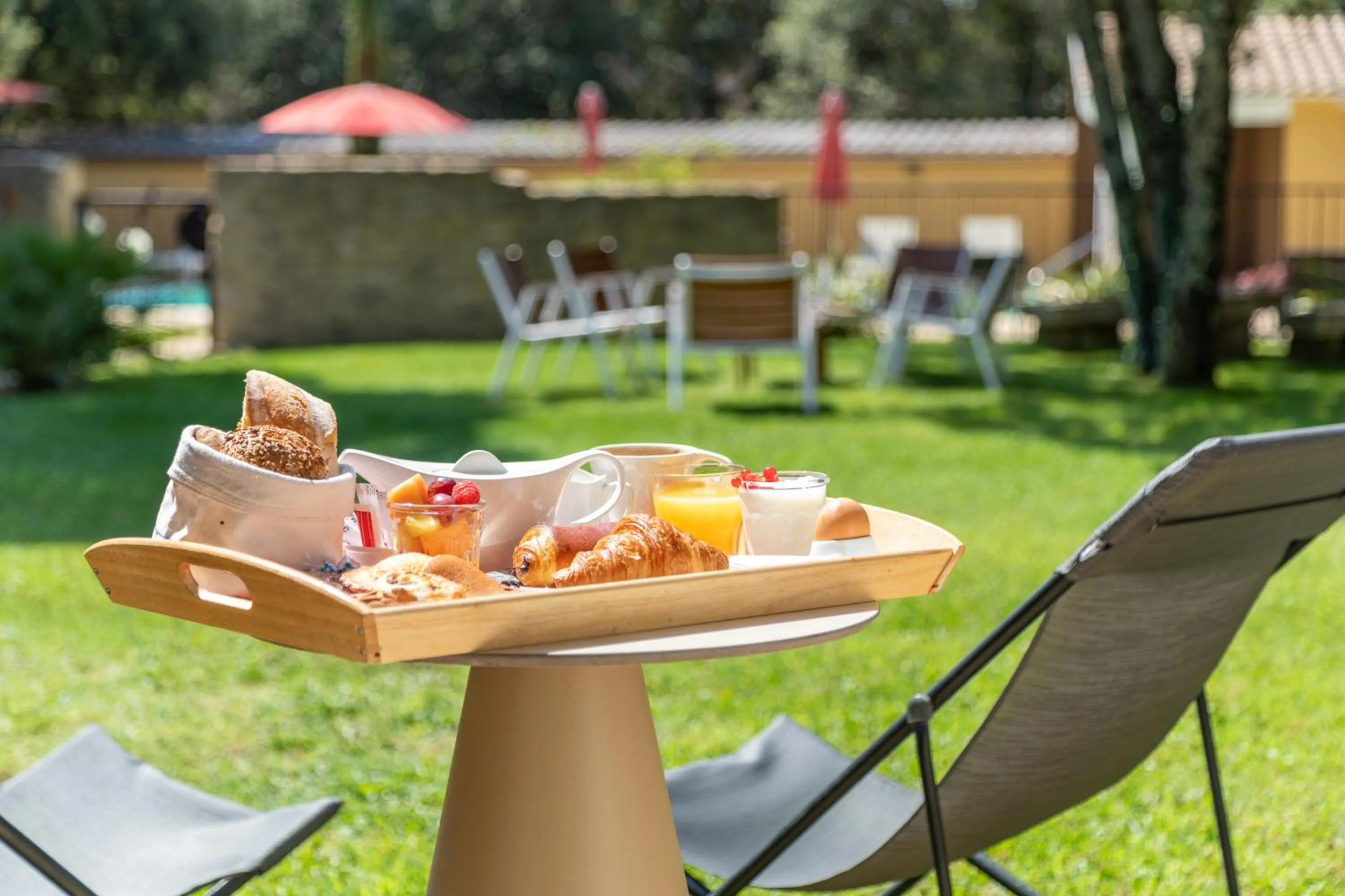 Breakfast in Logis Hôtel La Bastide De Grignan & Restaurant "La Chênaie"