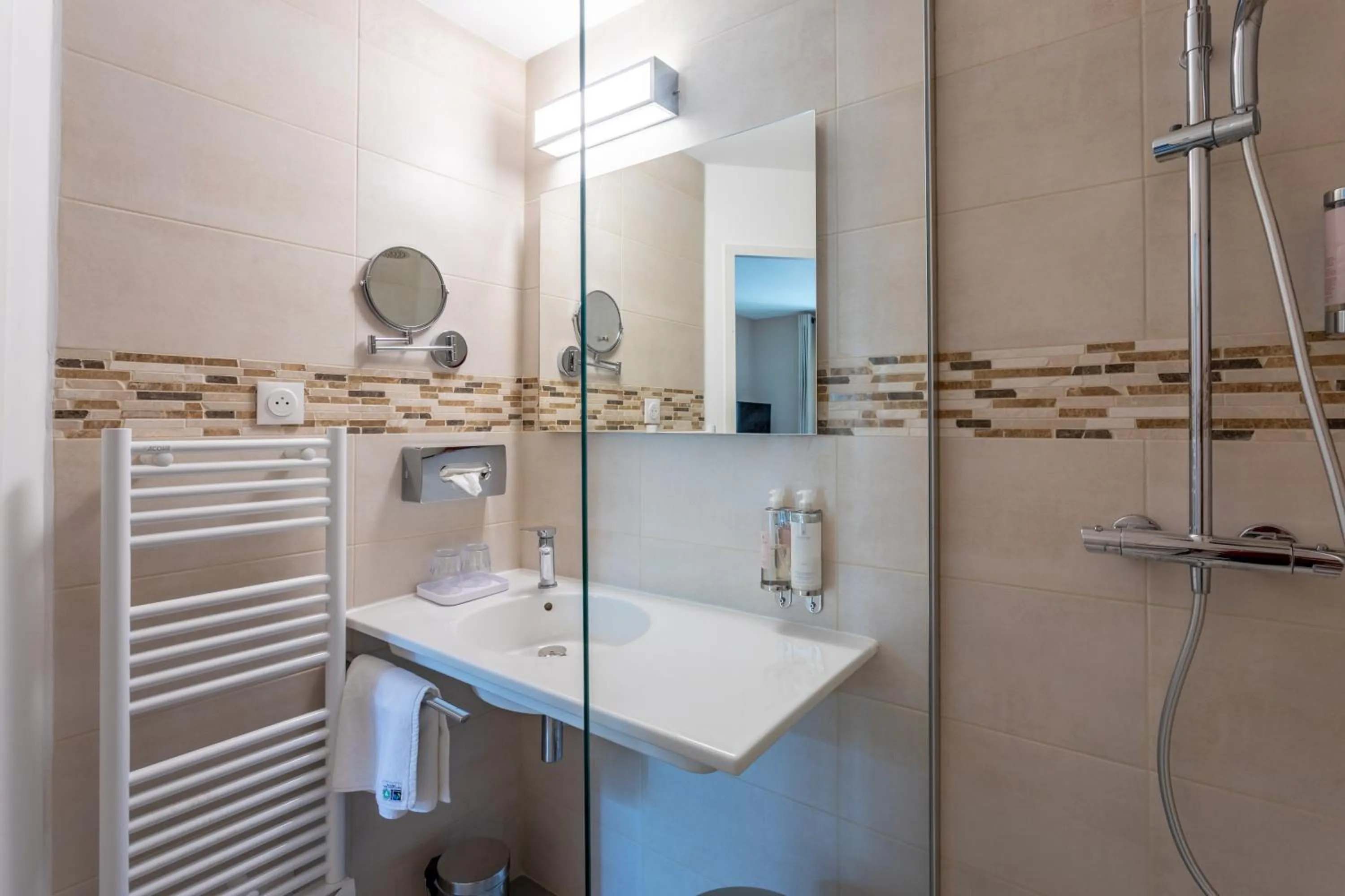 Bathroom in Logis Hôtel La Bastide De Grignan & Restaurant "La Chênaie"