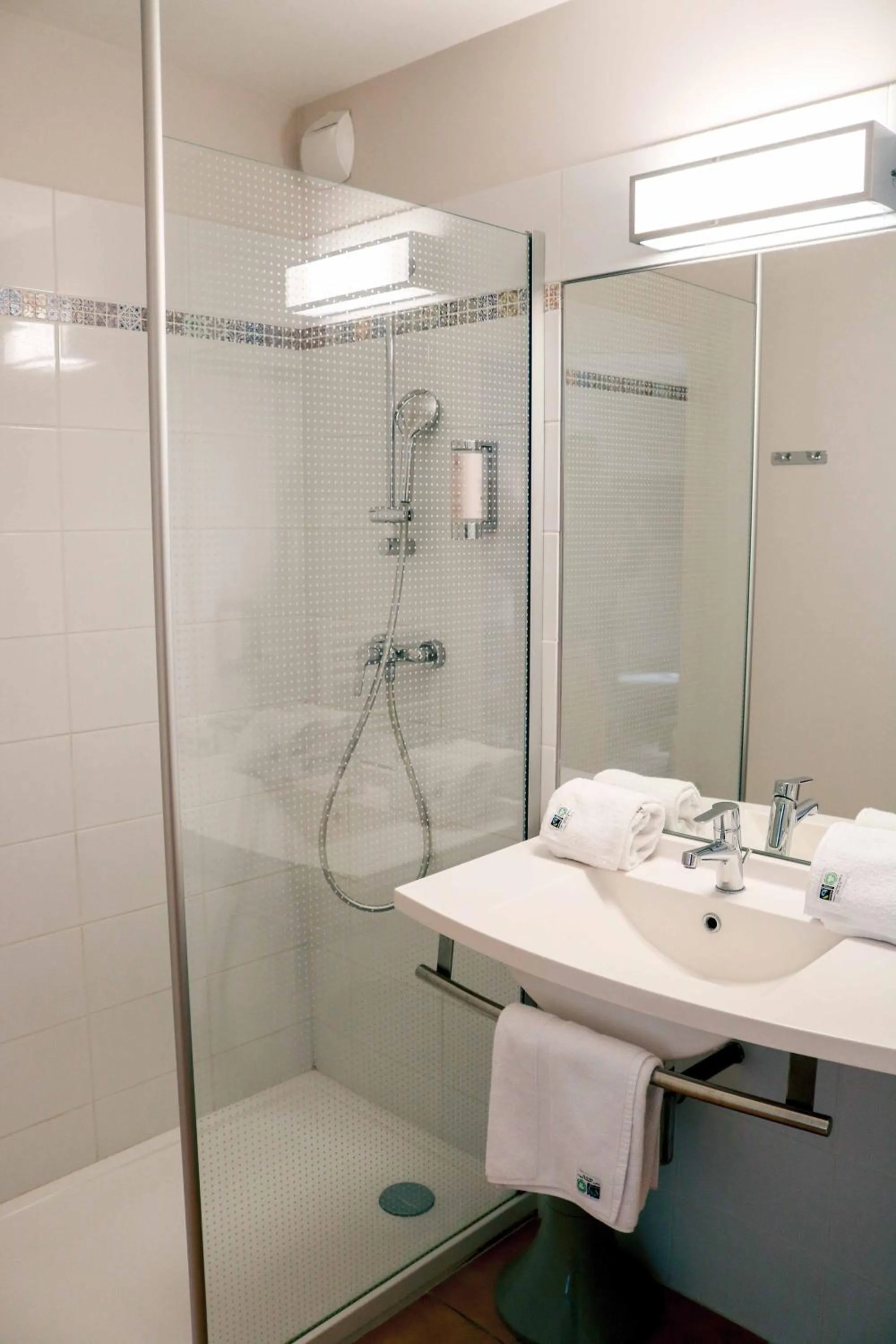 Property building in Logis Hôtel La Bastide De Grignan & Restaurant "La Chênaie"