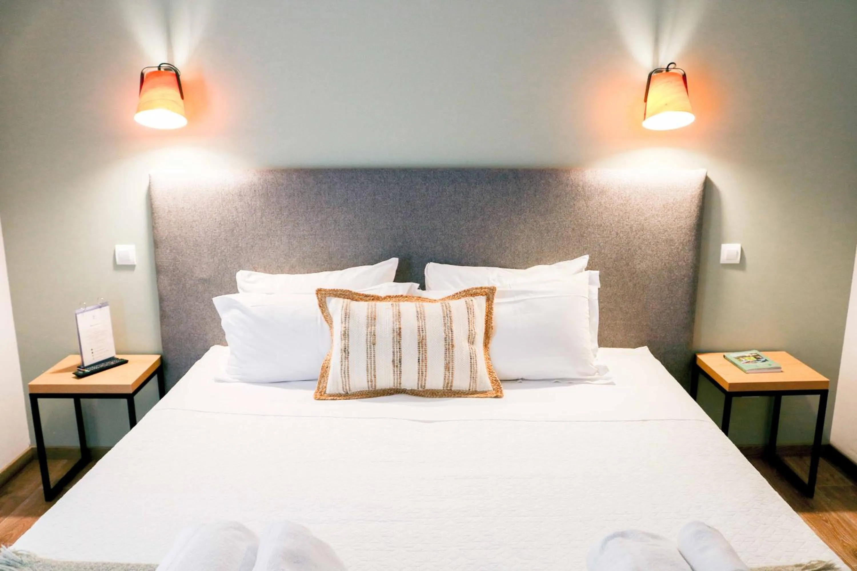 Property building, Bed in Logis Hôtel La Bastide De Grignan & Restaurant "La Chênaie"