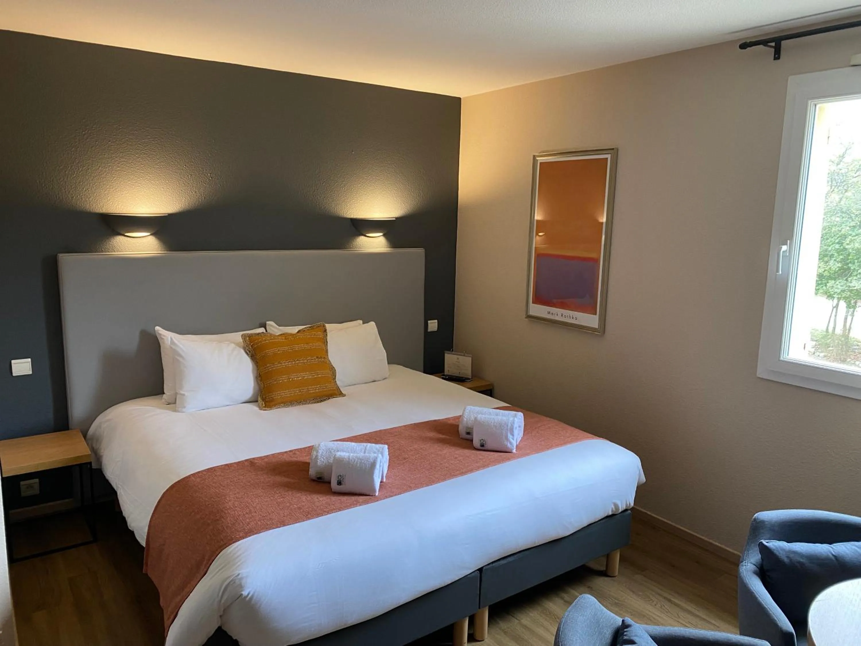 Property building, Bed in Logis Hôtel La Bastide De Grignan & Restaurant "La Chênaie"