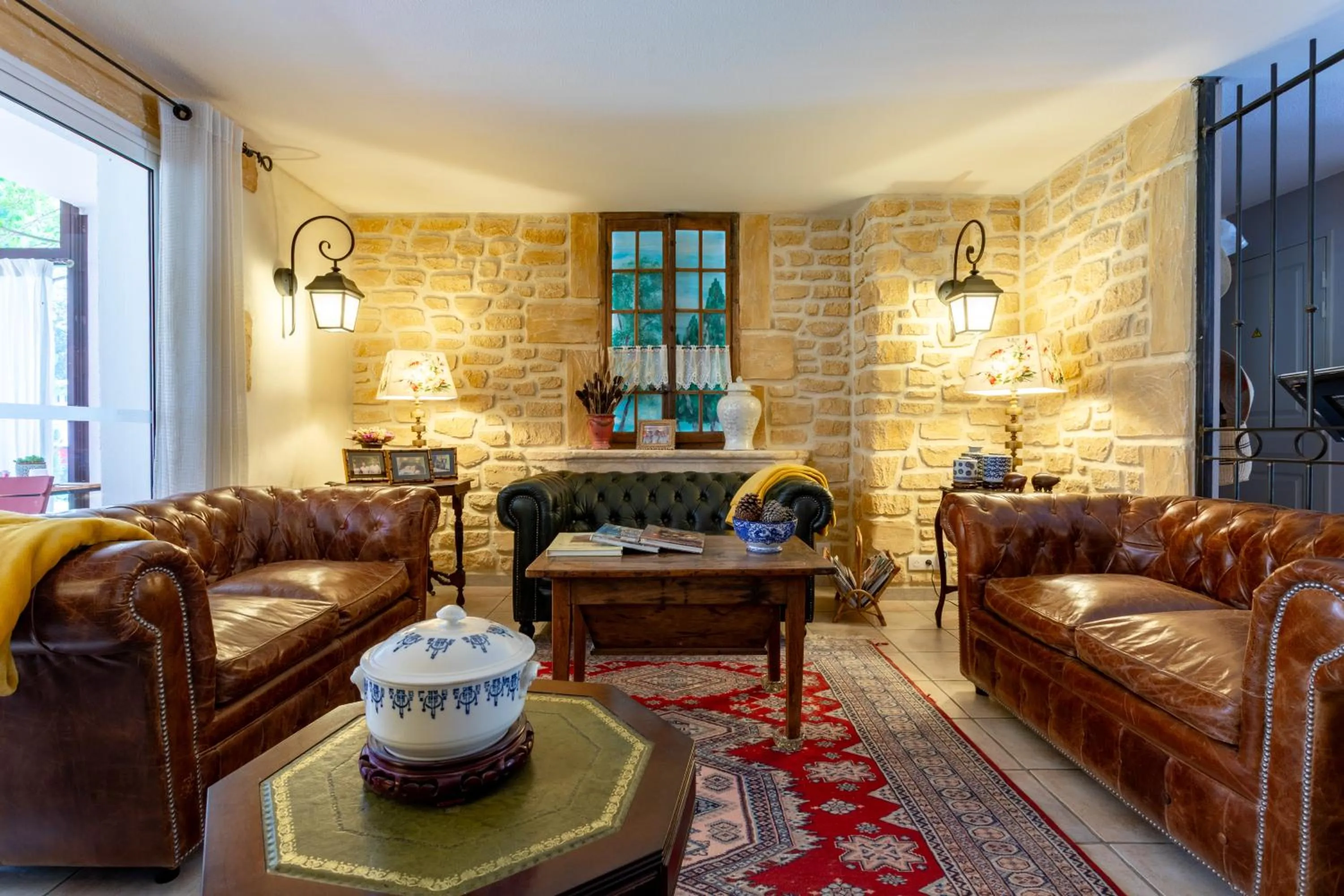 Property building in Logis Hôtel La Bastide De Grignan & Restaurant "La Chênaie"