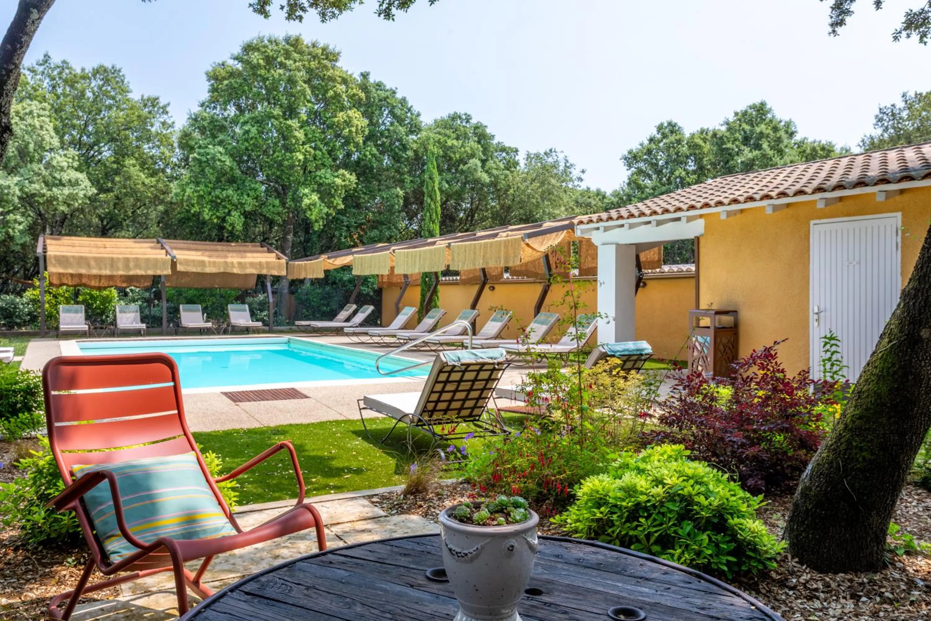 Swimming pool in Logis Hôtel La Bastide De Grignan & Restaurant "La Chênaie"