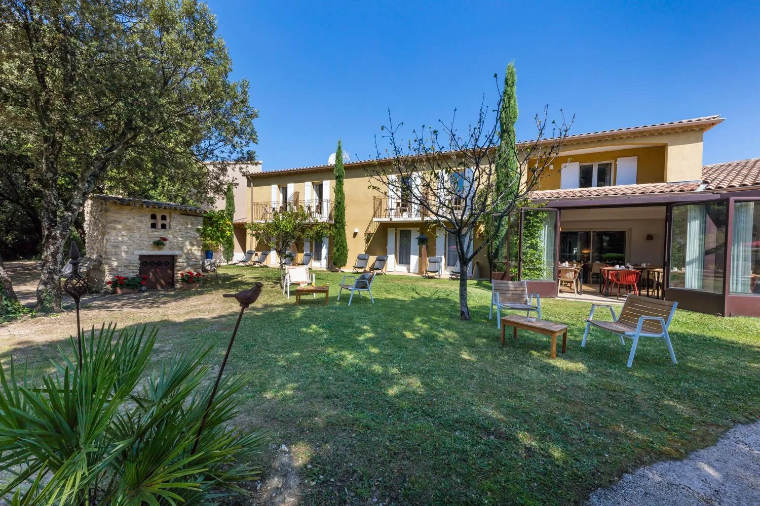 Garden in Logis Hôtel La Bastide De Grignan & Restaurant "La Chênaie"