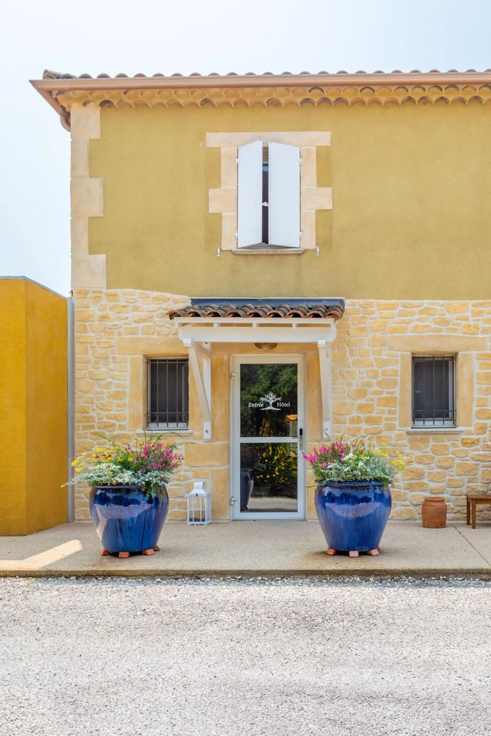 Property building in Logis Hôtel La Bastide De Grignan & Restaurant "La Chênaie"