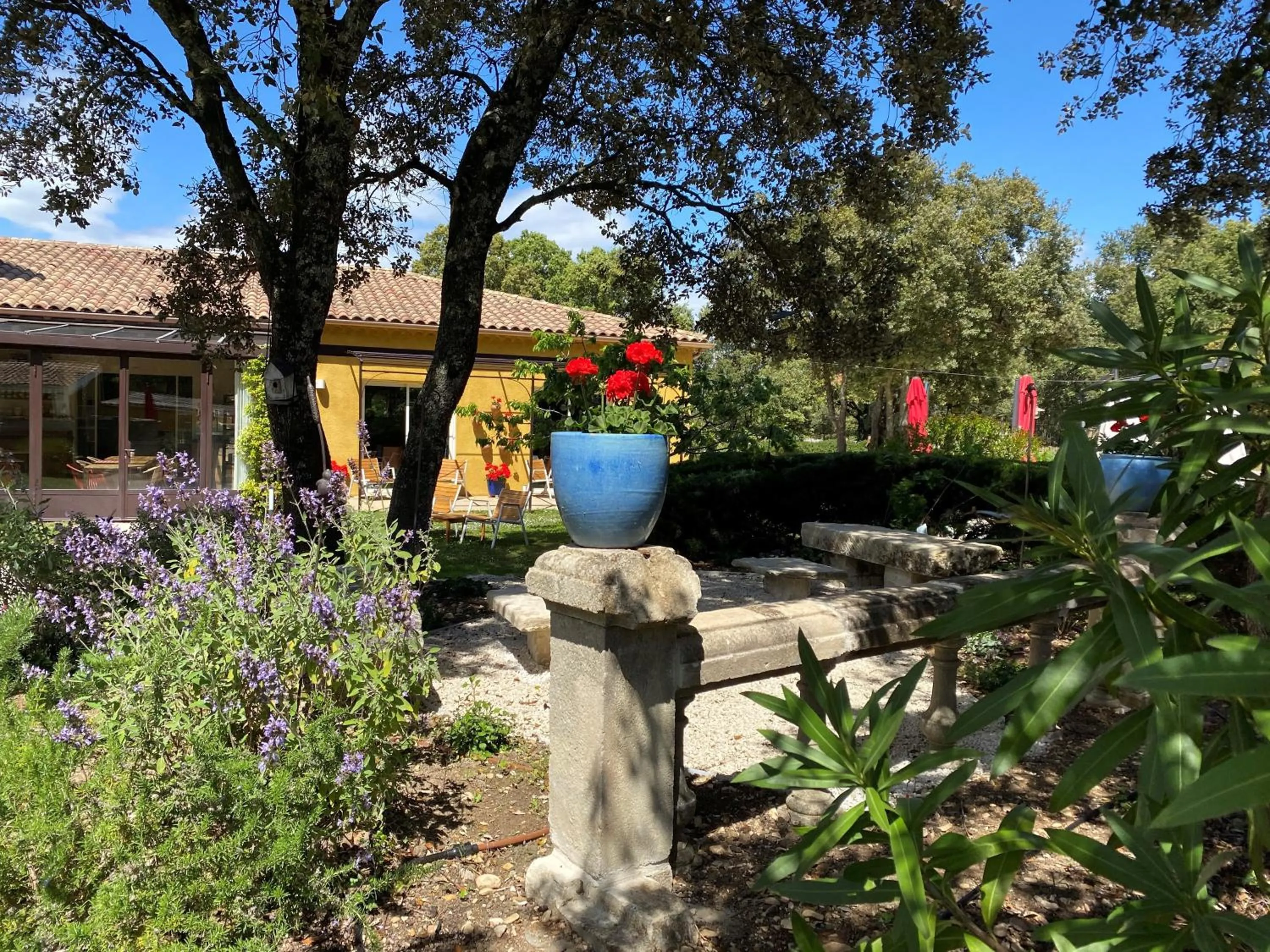 Property building in Logis Hôtel La Bastide De Grignan & Restaurant "La Chênaie"