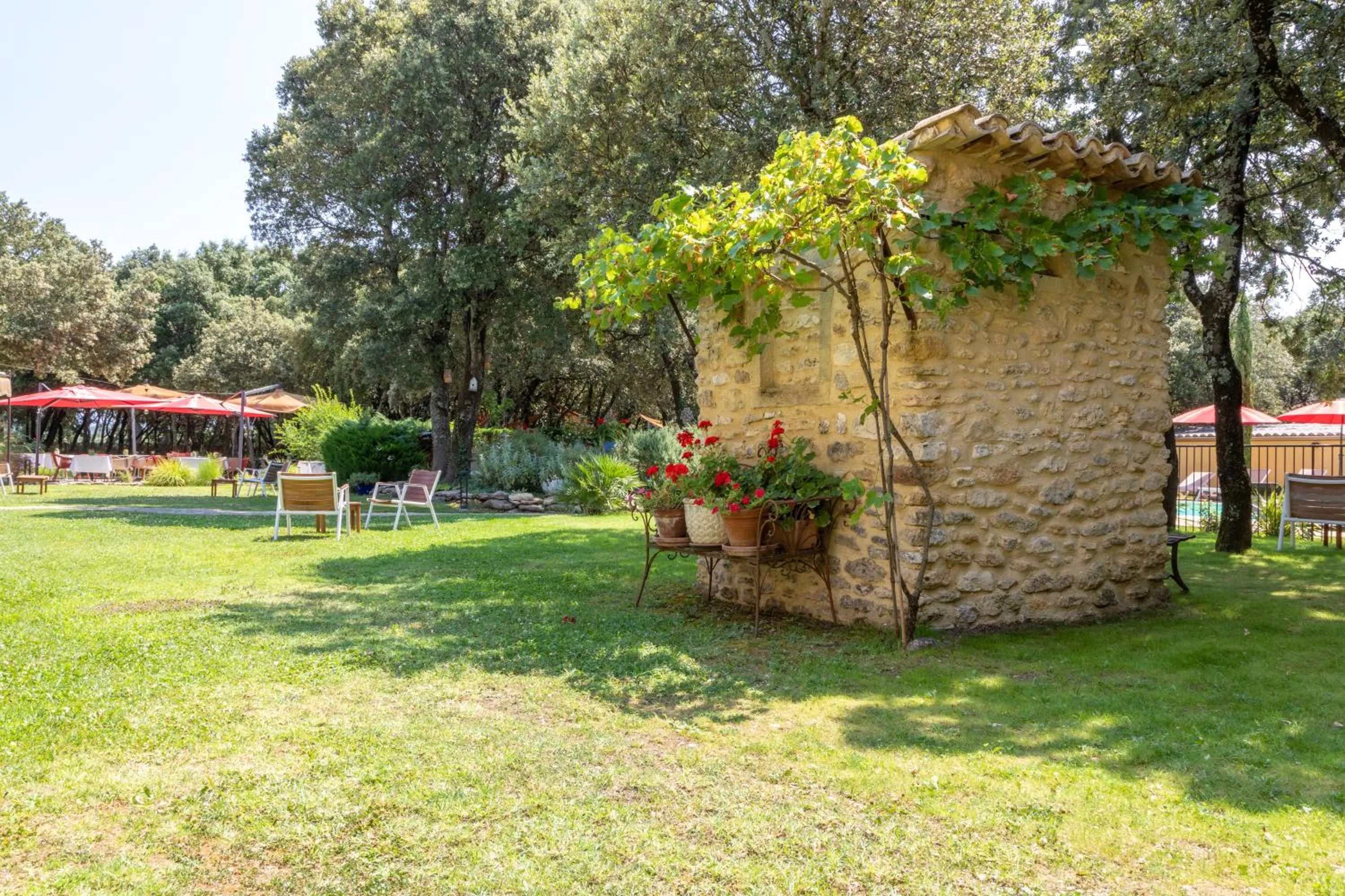 Spring in Logis Hôtel La Bastide De Grignan & Restaurant "La Chênaie"