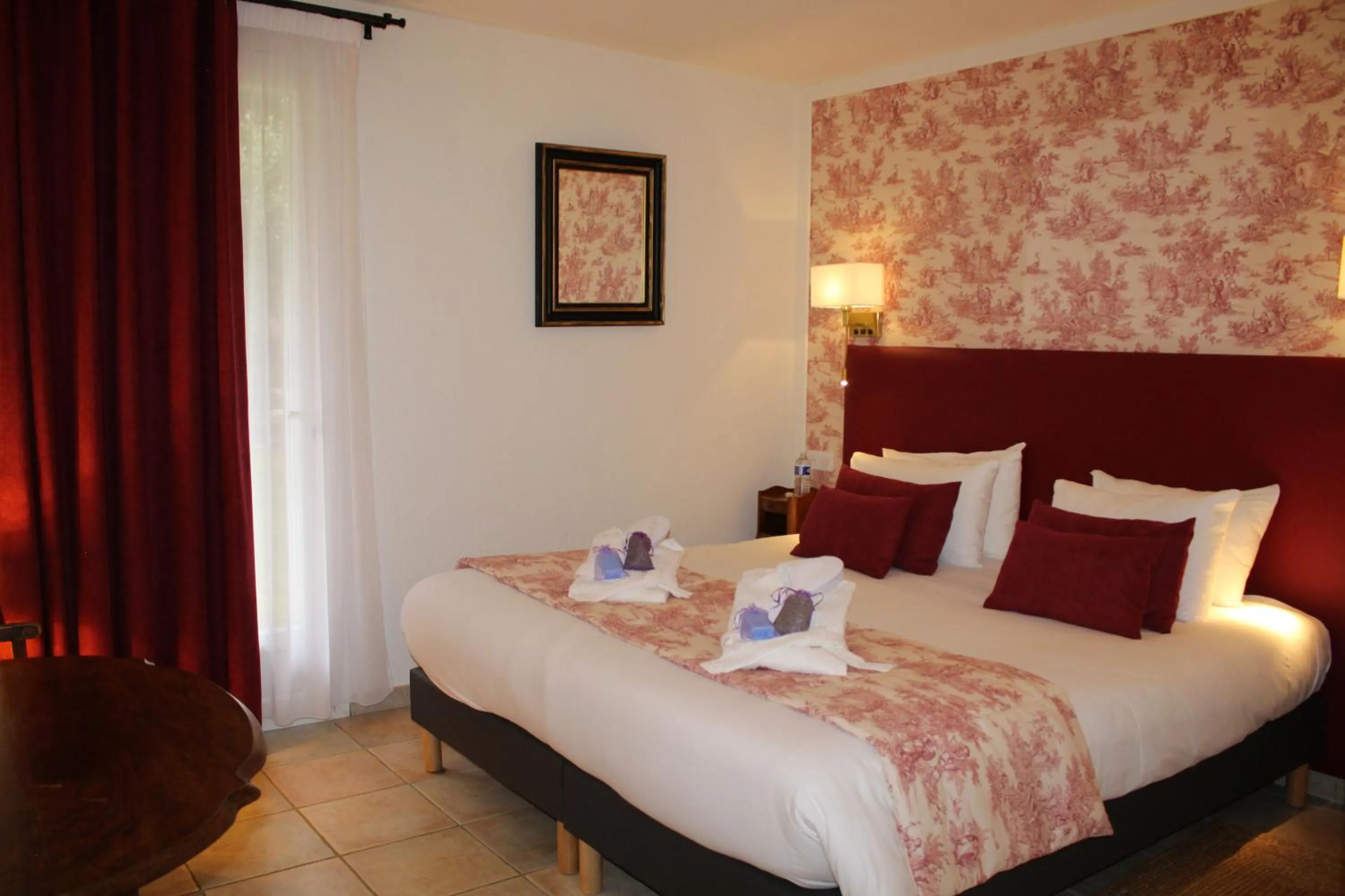 Bed in Logis Hôtel La Bastide De Grignan & Restaurant La Chênaie