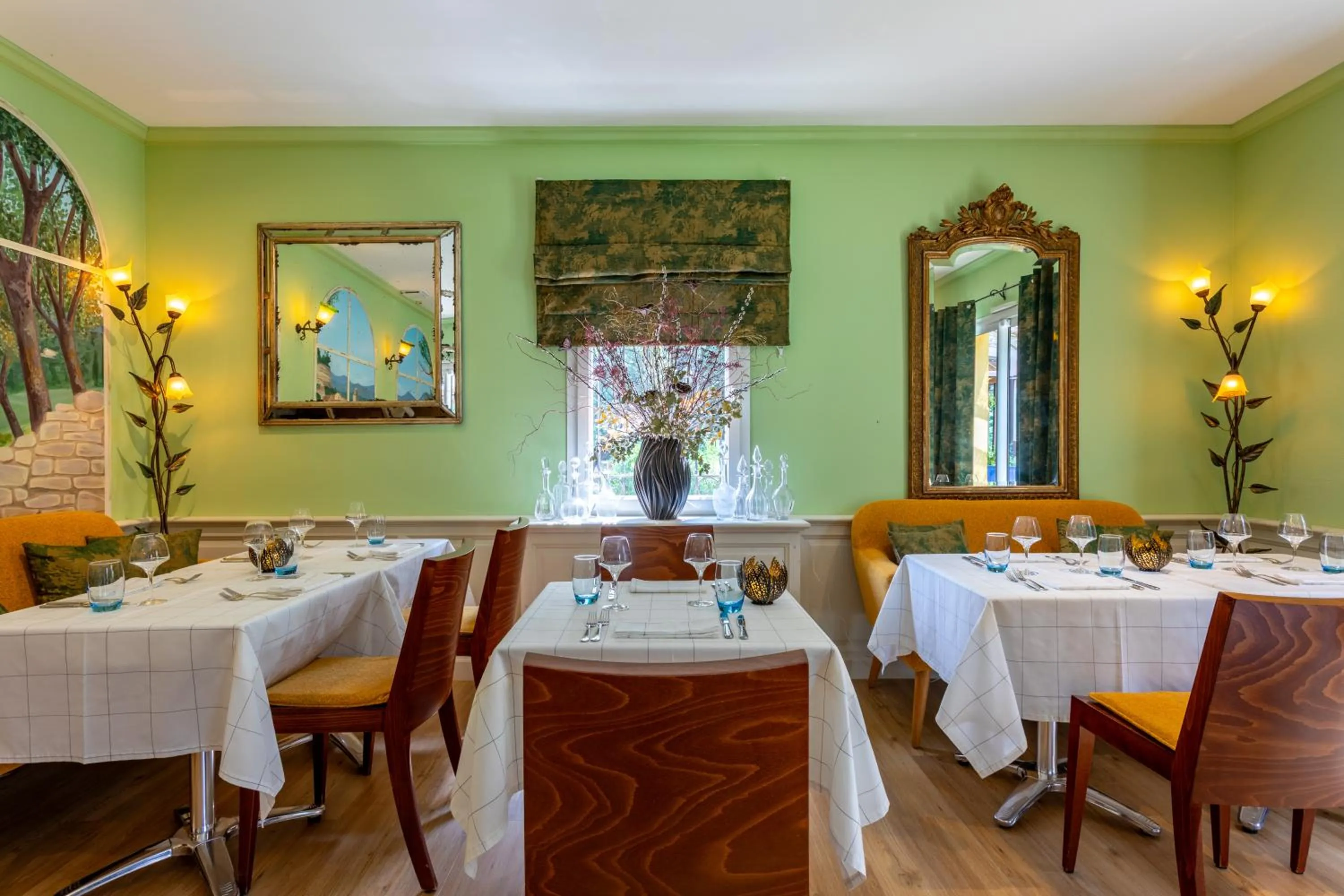 Restaurant/places to eat in Logis Hôtel La Bastide De Grignan & Restaurant "La Chênaie"