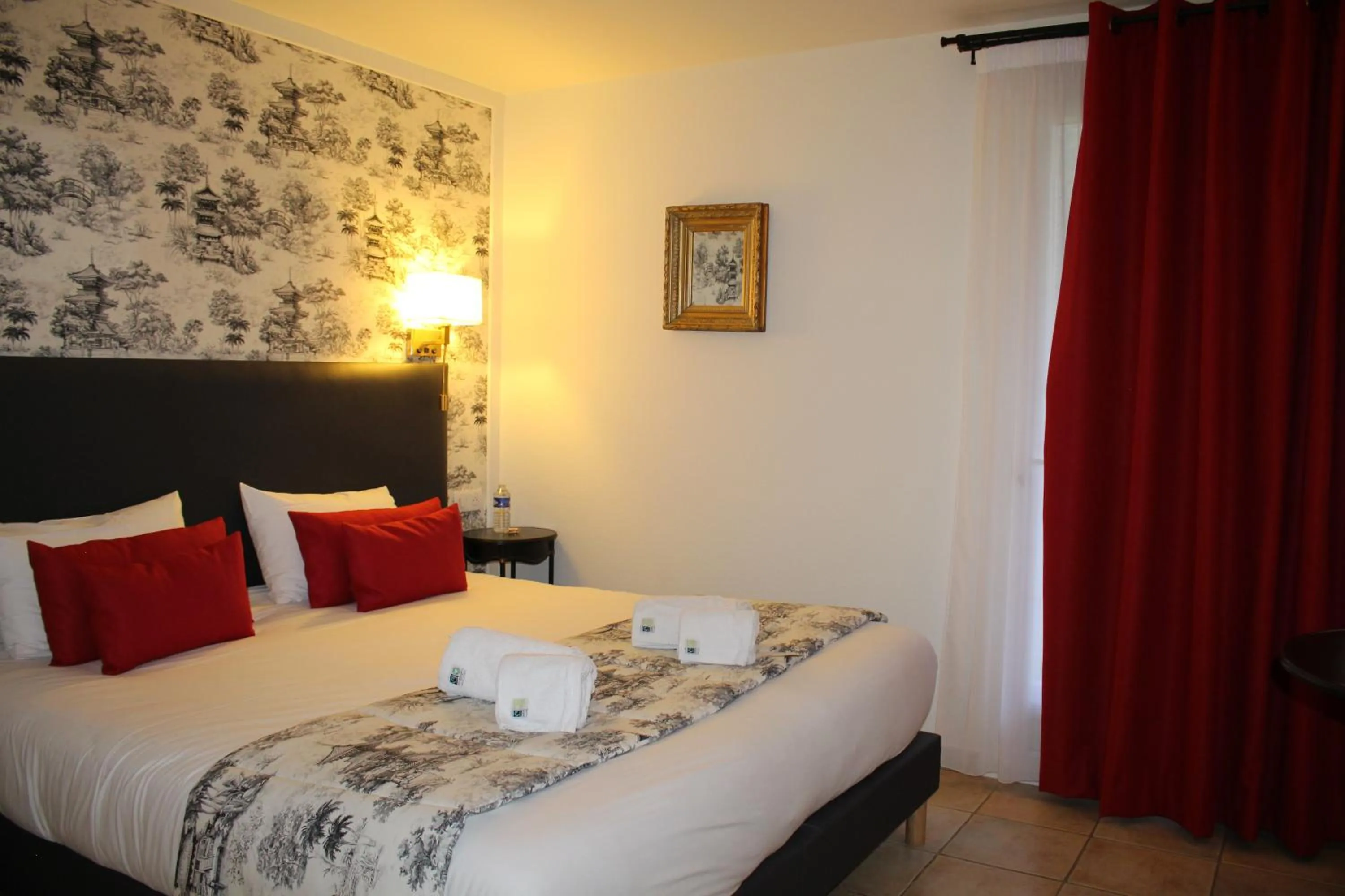 Bed in Logis Hôtel La Bastide De Grignan & Restaurant La Chênaie