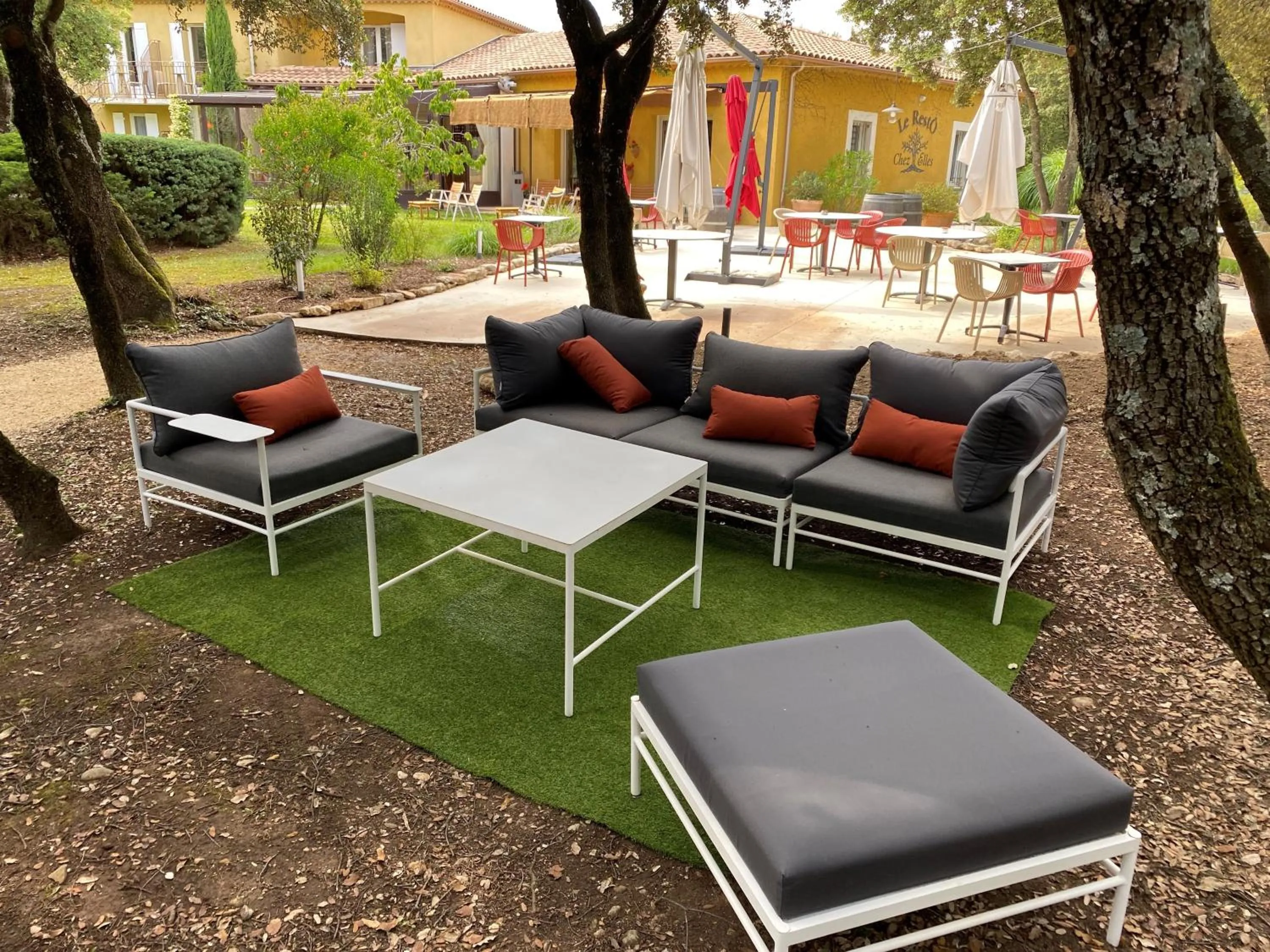 Summer in Logis Hôtel La Bastide De Grignan & Restaurant "La Chênaie"