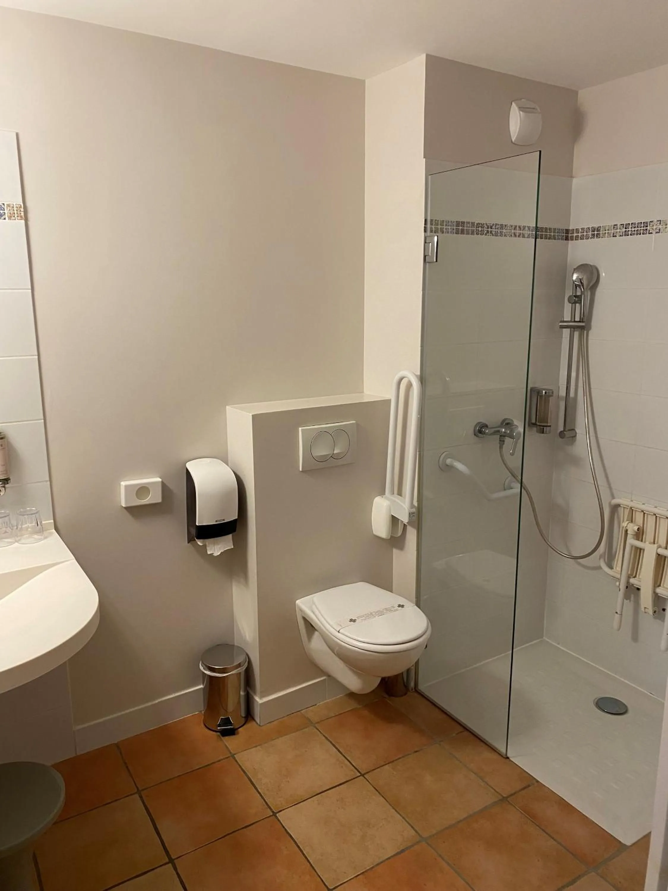 Shower in Logis Hôtel La Bastide De Grignan & Restaurant "La Chênaie"