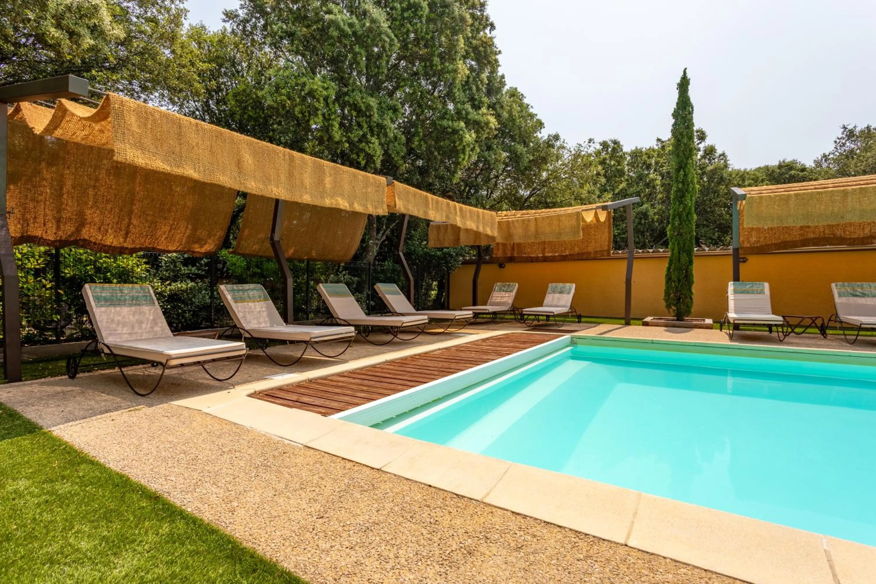 Swimming pool in Logis Hôtel La Bastide De Grignan & Restaurant "La Chênaie"