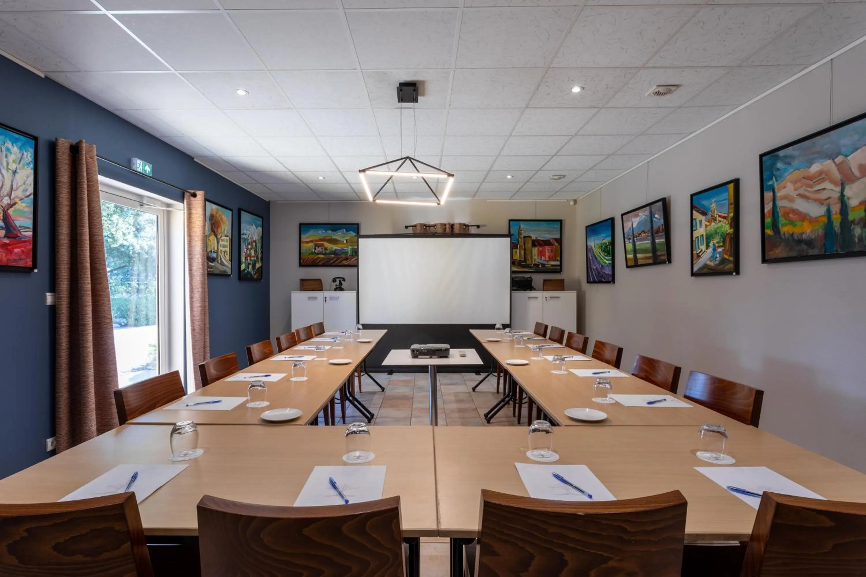 Business facilities in Logis Hôtel La Bastide De Grignan & Restaurant "La Chênaie"