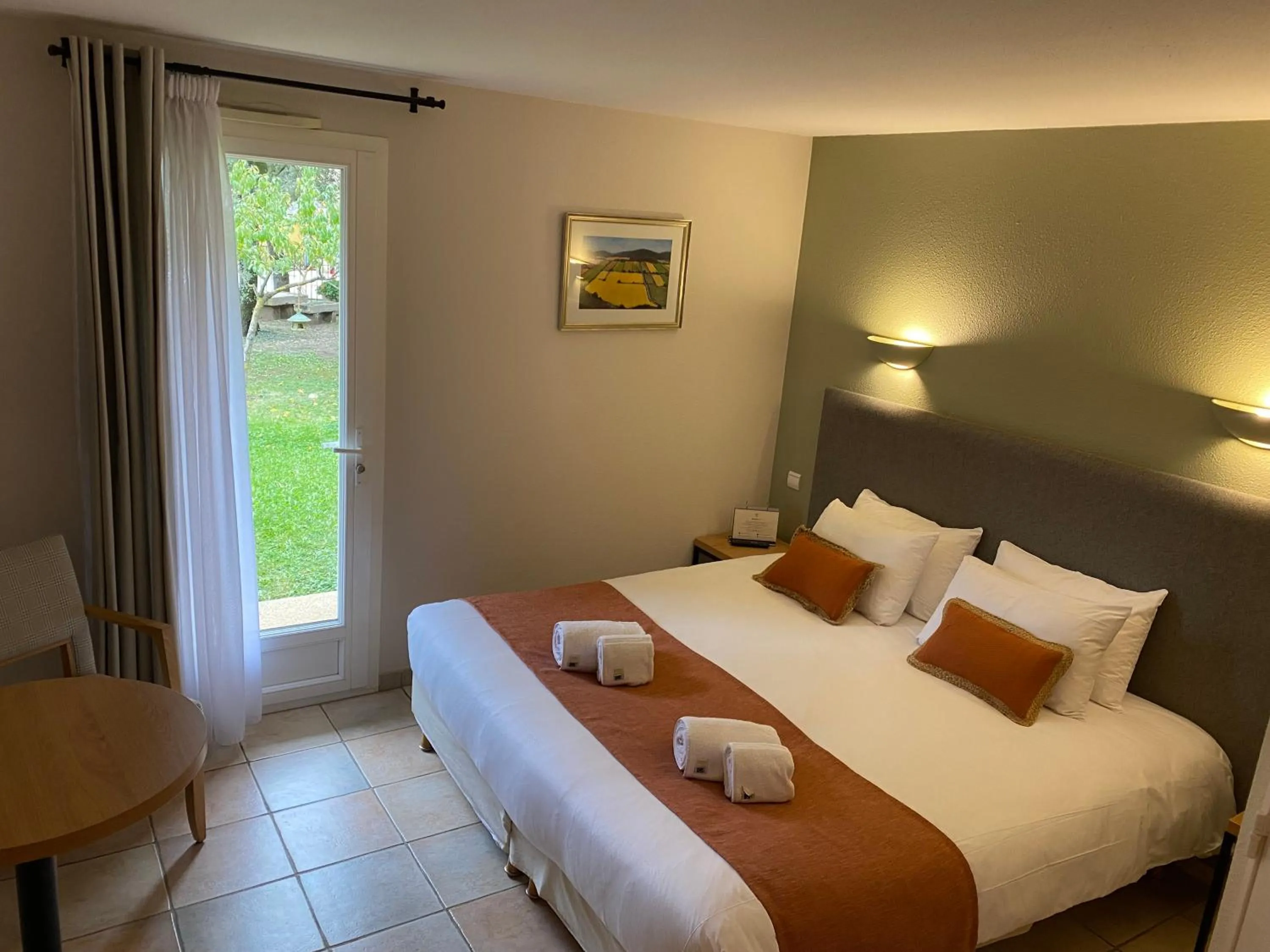 Property building, Bed in Logis Hôtel La Bastide De Grignan & Restaurant "La Chênaie"