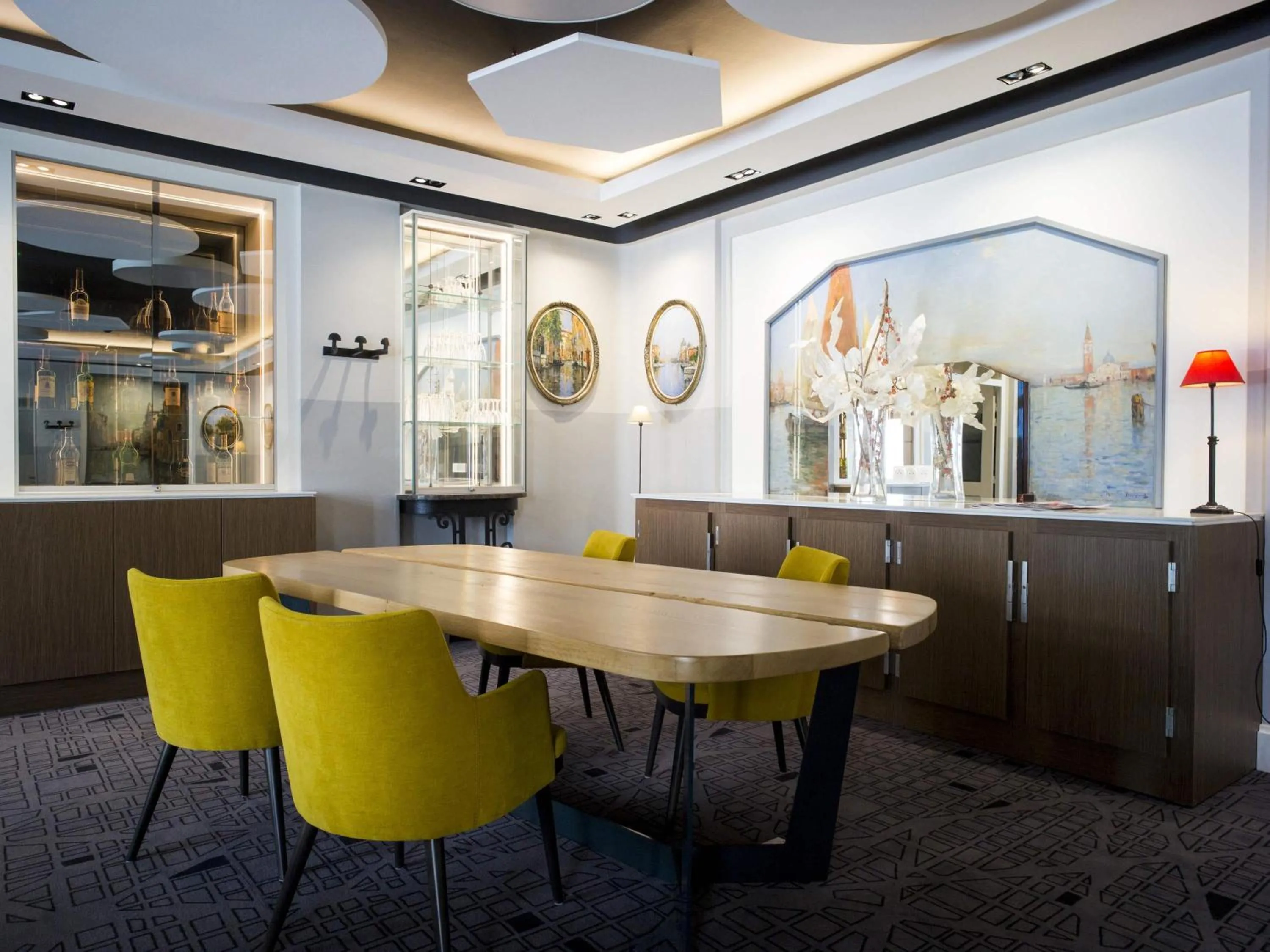 Lounge or bar in Hôtel Mercure Rodez Cathédrale